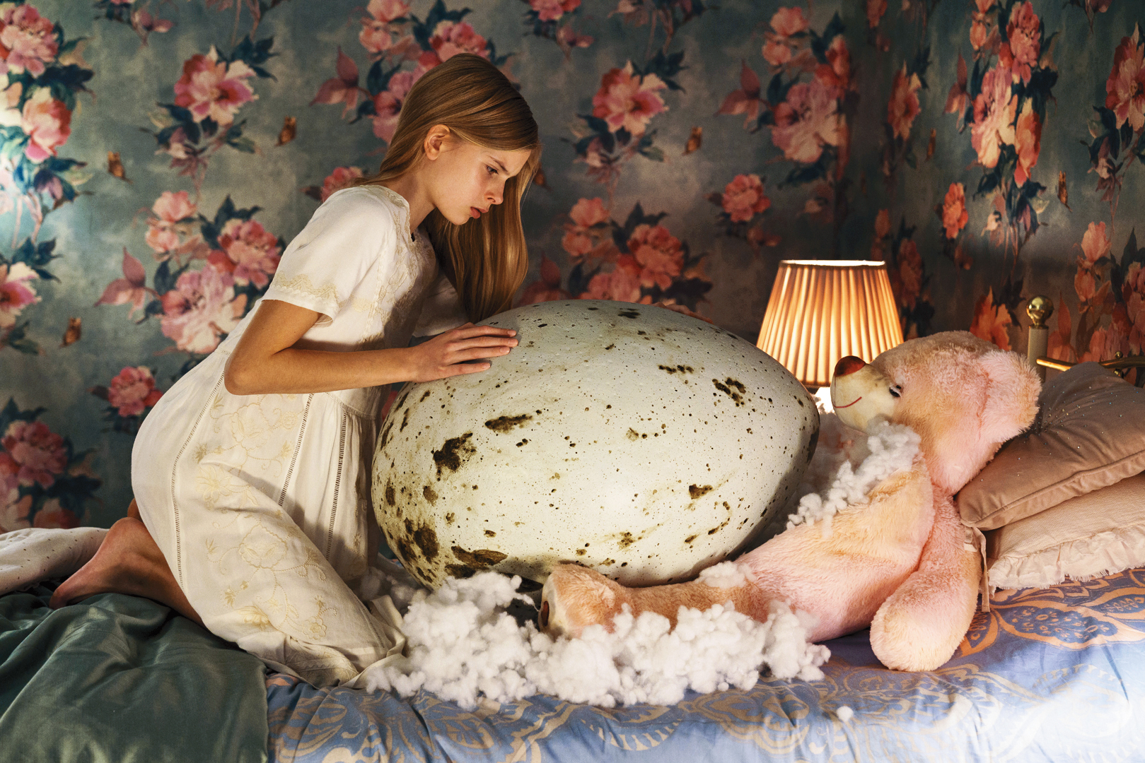 有個高壓虎媽的少女悉心照料一顆未孵化的蛋，裡頭孕育的駭人生物卻遠超少女的想像。（捷傑電影提供）