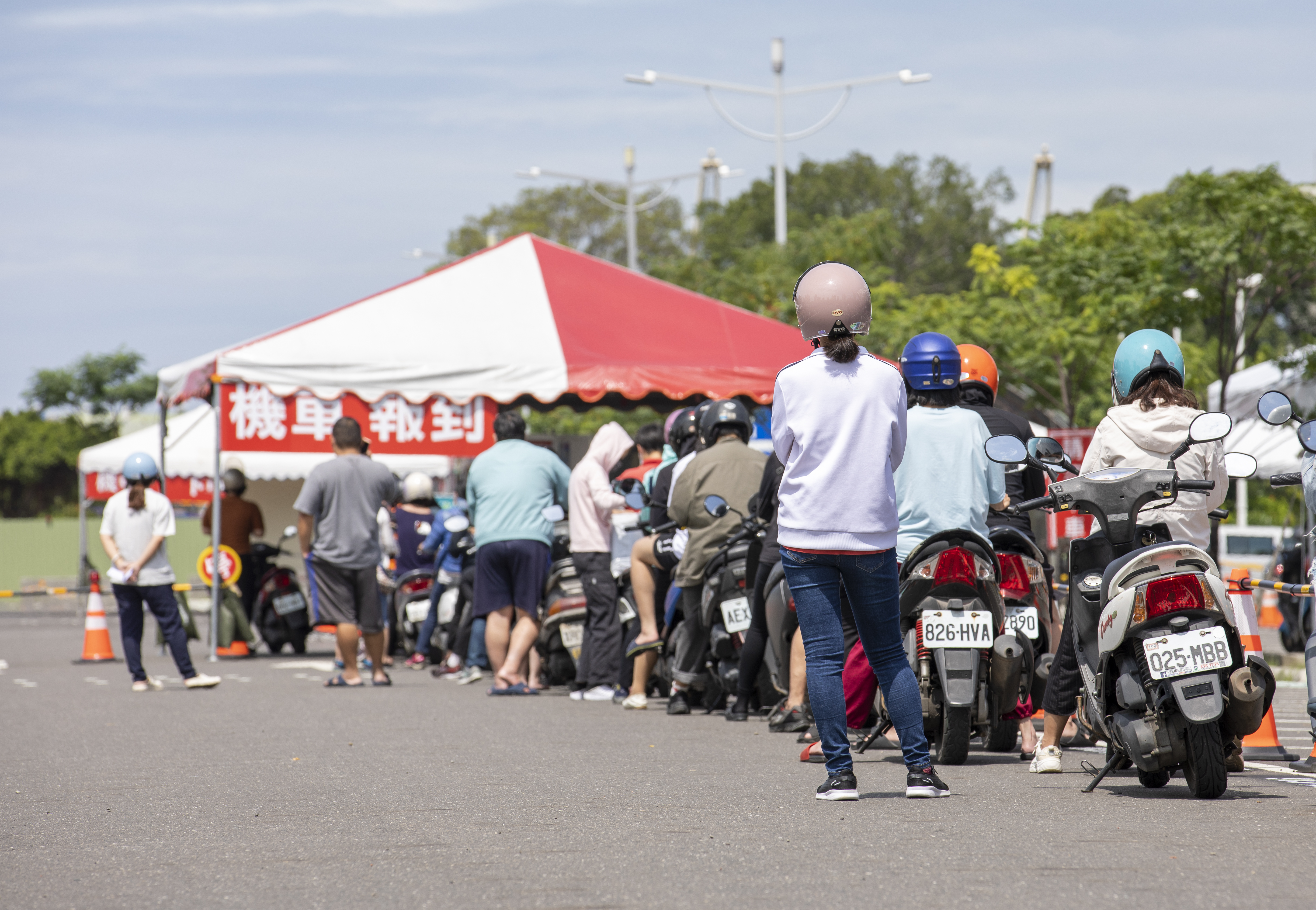 快篩陽性必須經過PCR採檢才能確定是否確診，指揮中心近日已打算將「快篩陽視同確診」放寬至全民適用。（本刊資料照）