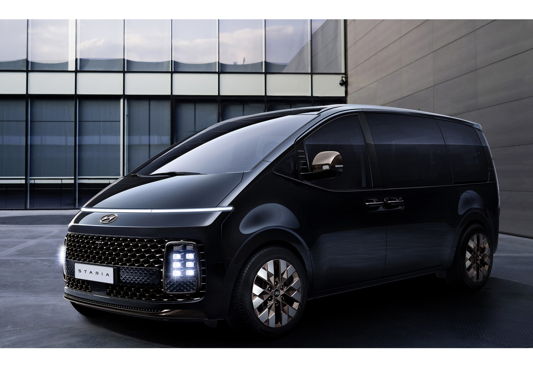 【新車登場】未來旗艦MPV！HYUNDAI STARIA