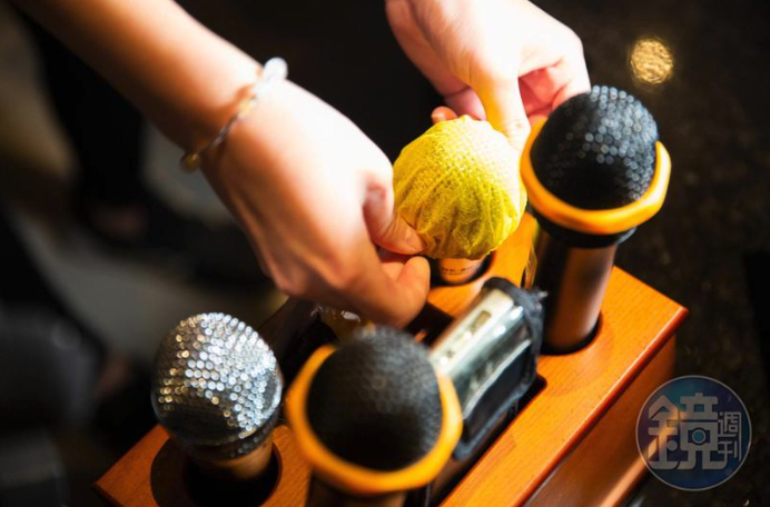 一對男女透過交友軟體認識，兩人相約到KTV唱歌花了1,800多元，女方卻不願意分帳。（本刊資料照）