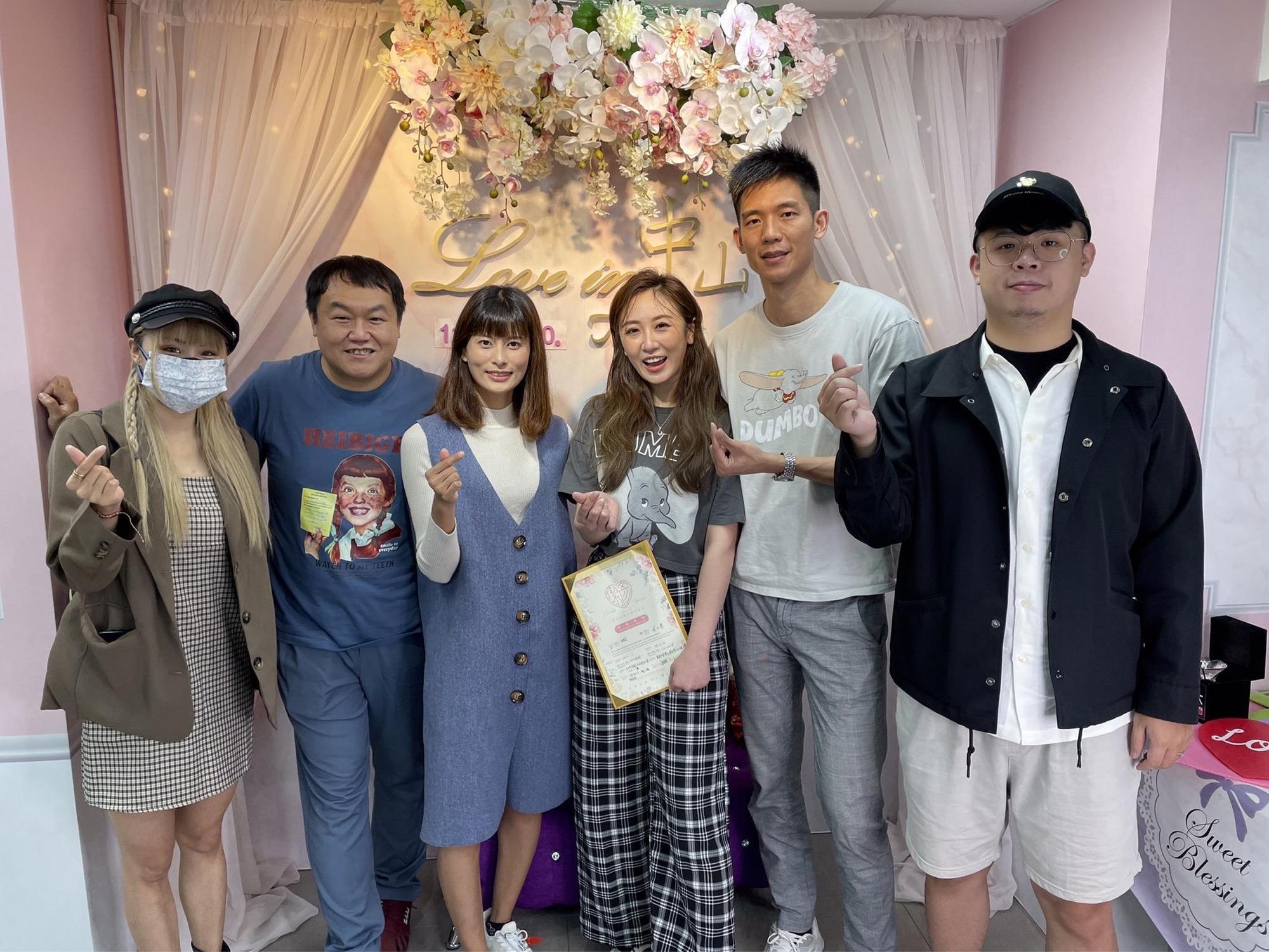 蔡允潔在4位好友見證下完成結婚登記。(紅心字會提供)