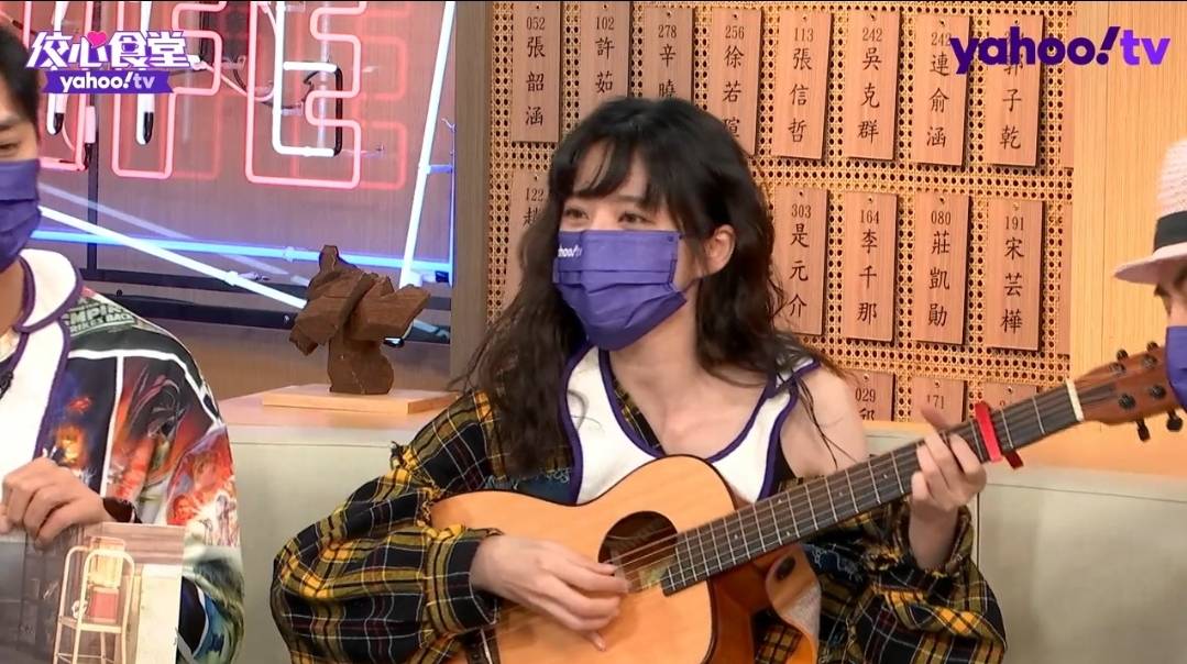 謝翔雅現場表演自彈自唱。（Yahoo TV提供）