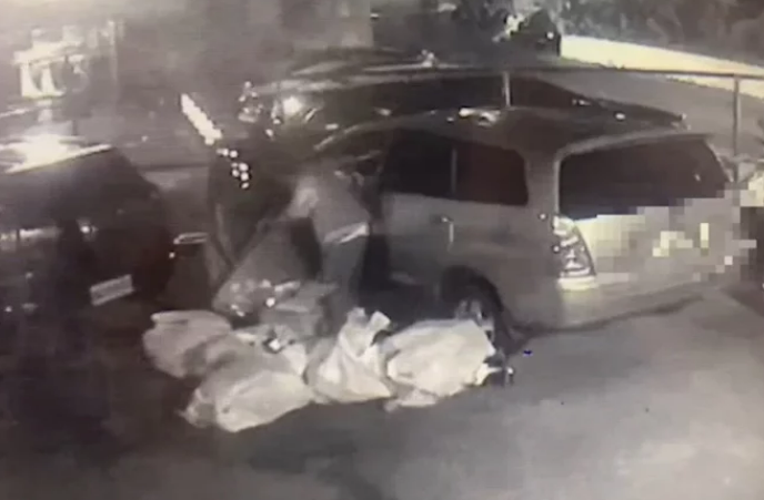 王男將他人車內物品一一取出,恰被車主撞見。(翻攝畫面)
