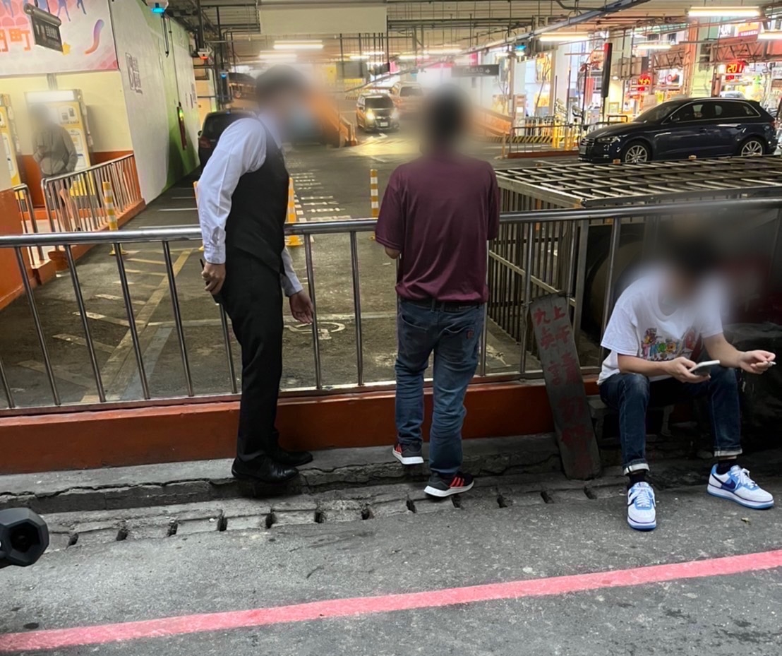 游男（中）賴帳不買單，走到對街才被店家襄理（左）攔下。（翻攝畫面）