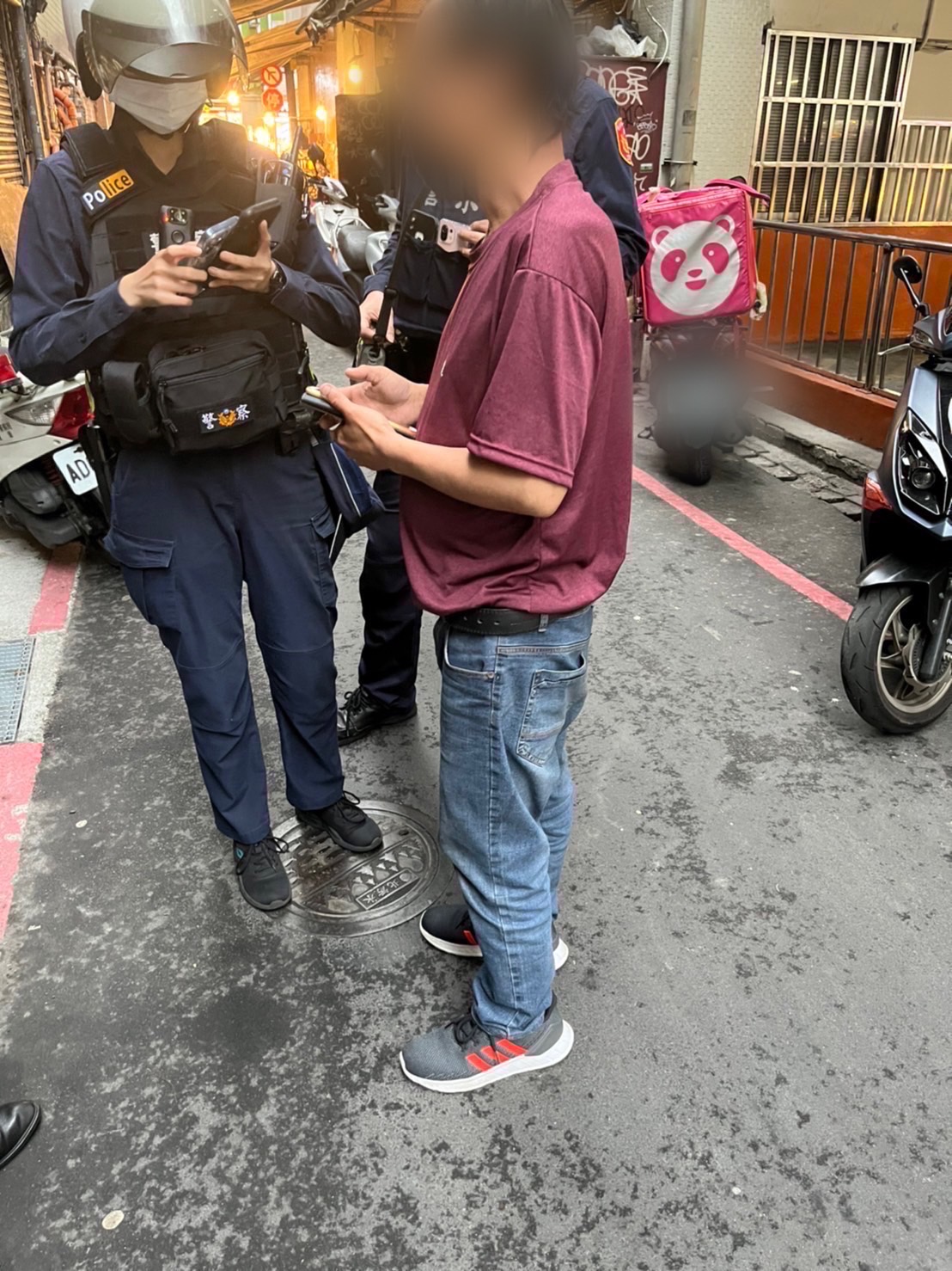 警方獲報到場，發現游男身上根本沒錢，一開始就打算白吃白喝。（翻攝畫面）