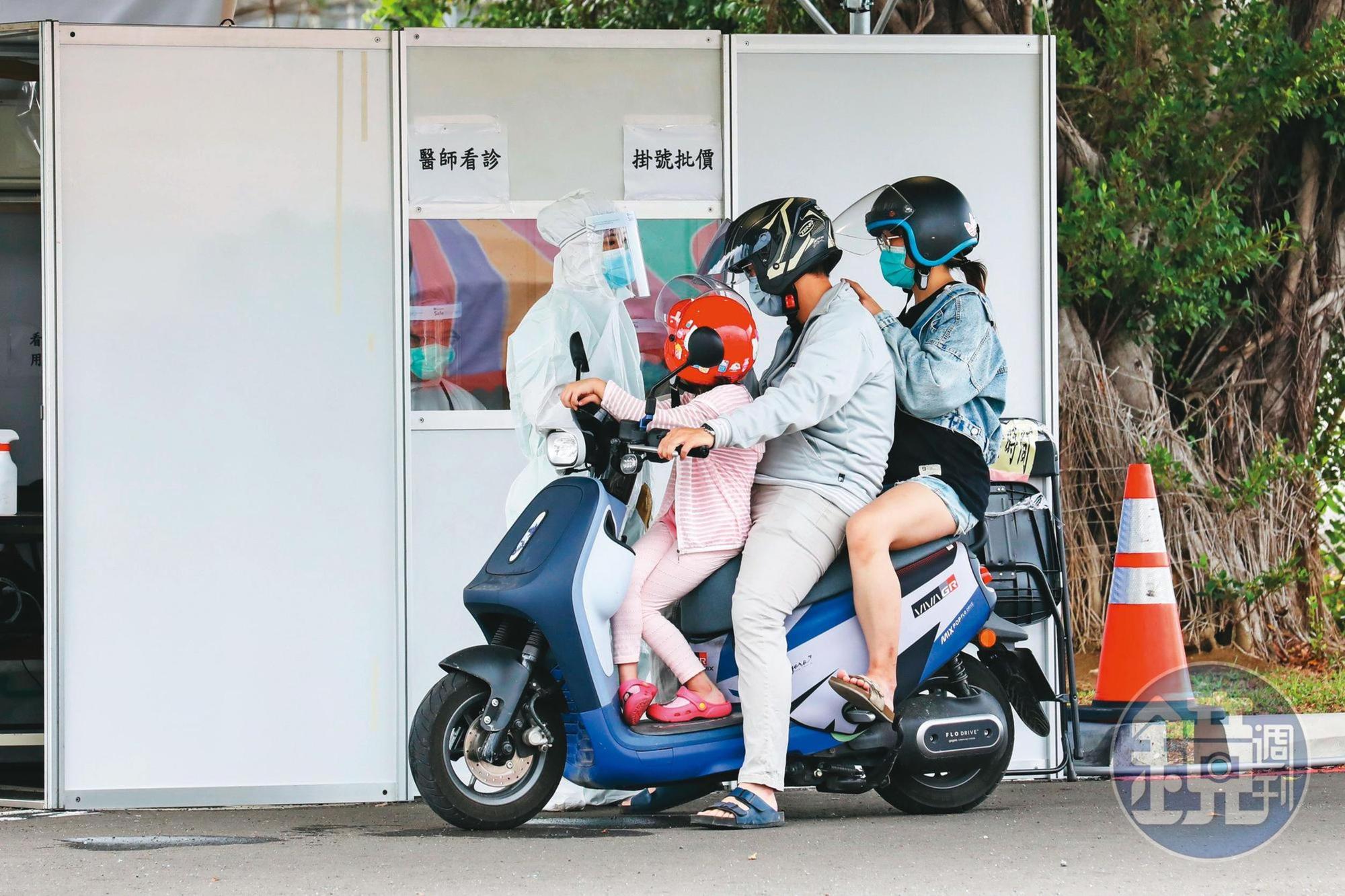 這輪迴，就是多打疫苗、妥善備藥、儲存醫療能量，然後，咬牙承受疫情輾壓；等到染疫人數累增至某一程度，疫情自然消退。