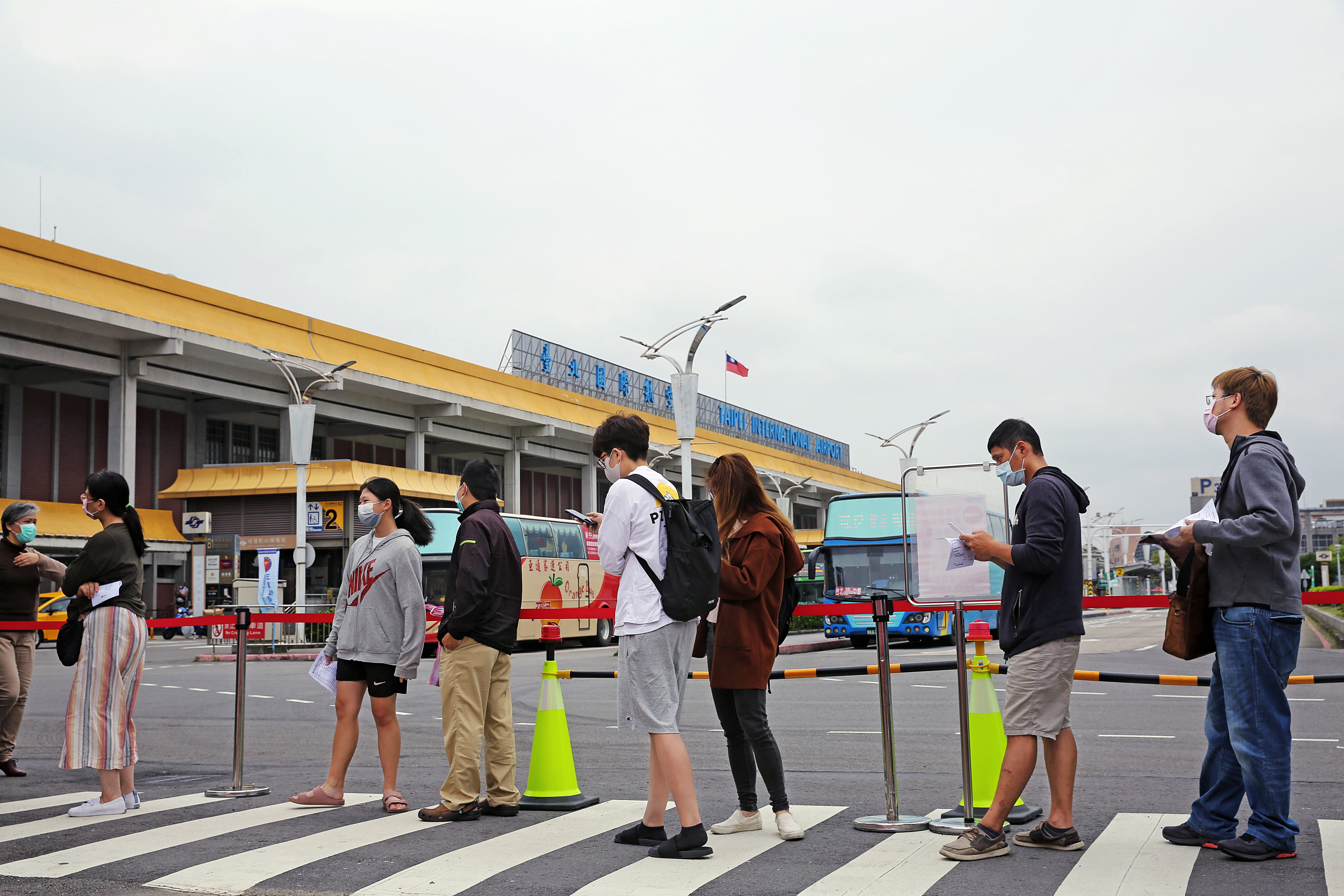 本土疫情進入高原期,疫情指揮中心在北市松山機場新設大型篩檢站,增加篩檢量能。