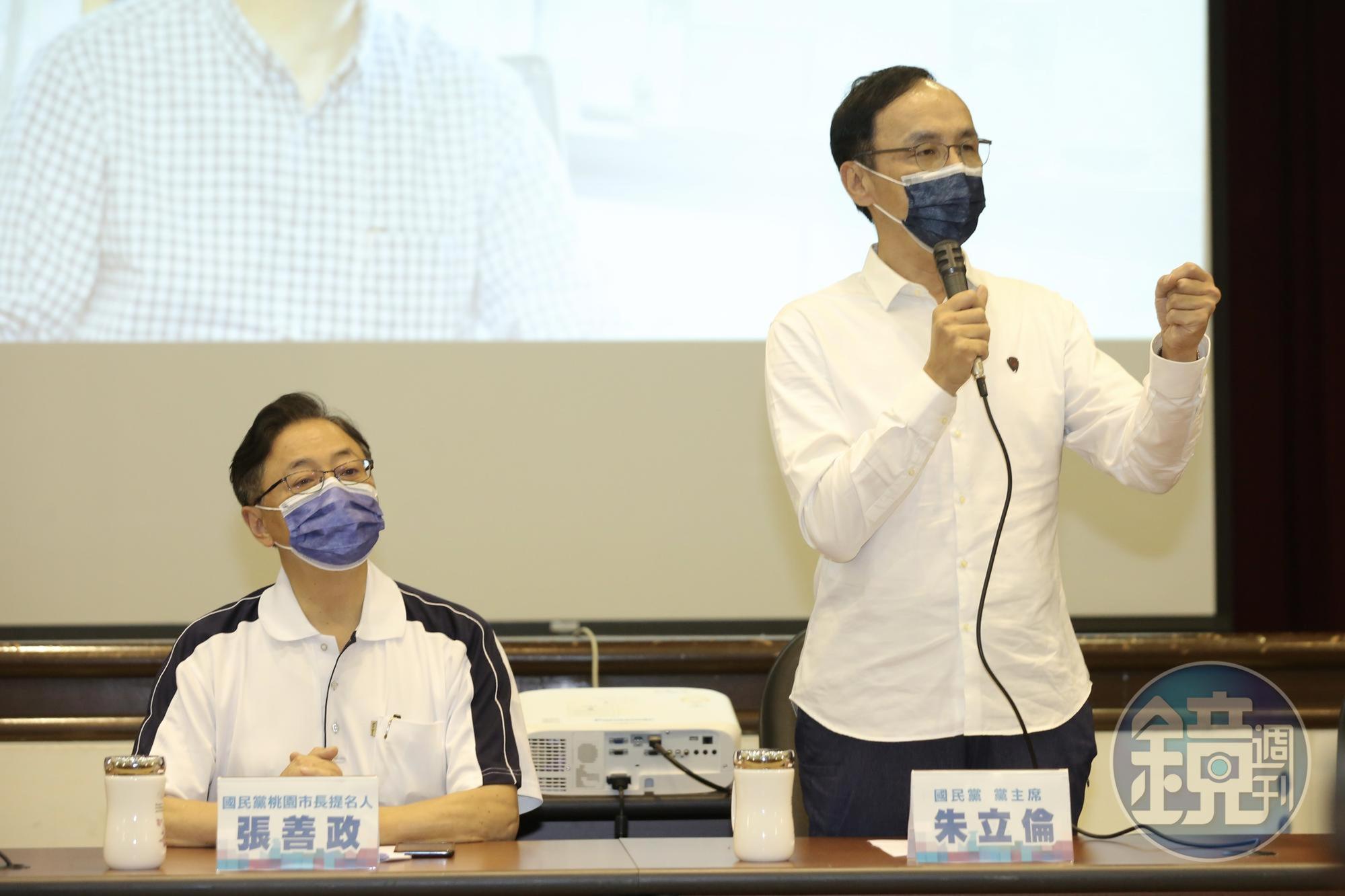 朱立倫（右）上週在中常會突襲式提名張善政選桃園市長，引發地方反彈，今召開記者會對外說明。