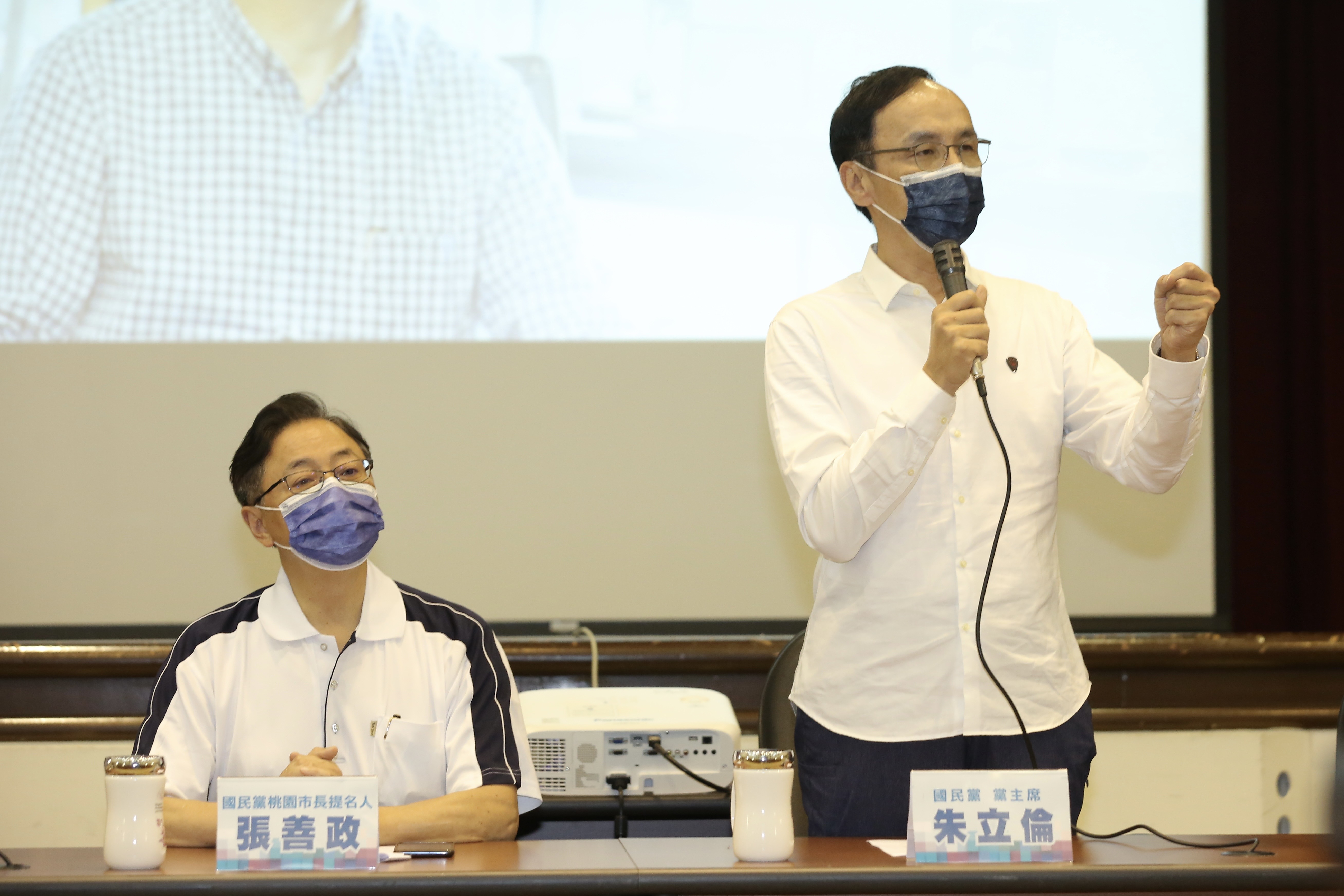 朱立倫(右)上週在中常會突襲式提名張善政選桃園市長,引發地方反彈,今召開記者會對外說明。