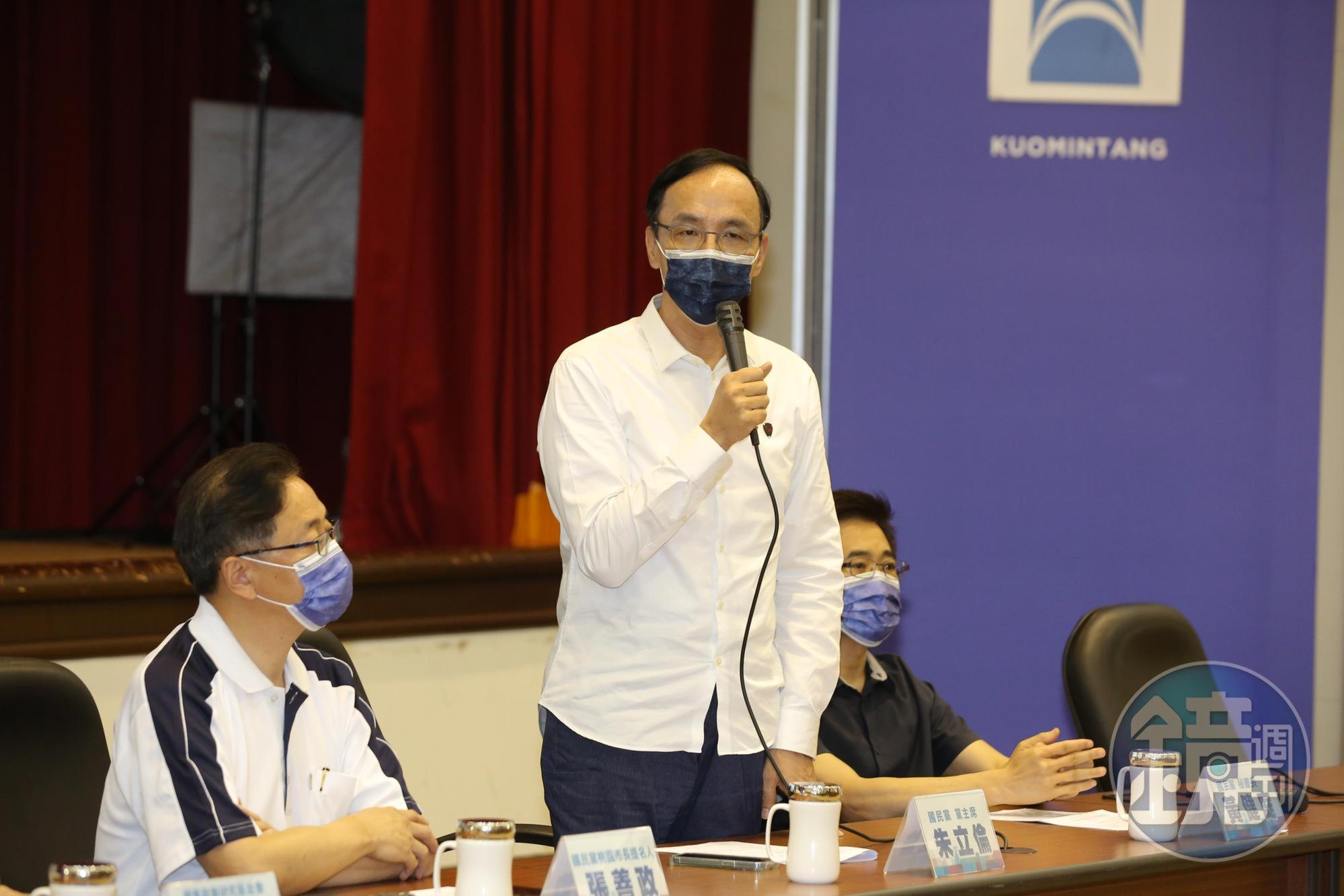 朱立倫表示，希望所有的紛擾由他來扛，盼張善政帶領桃園的黨內同志一起打拚。