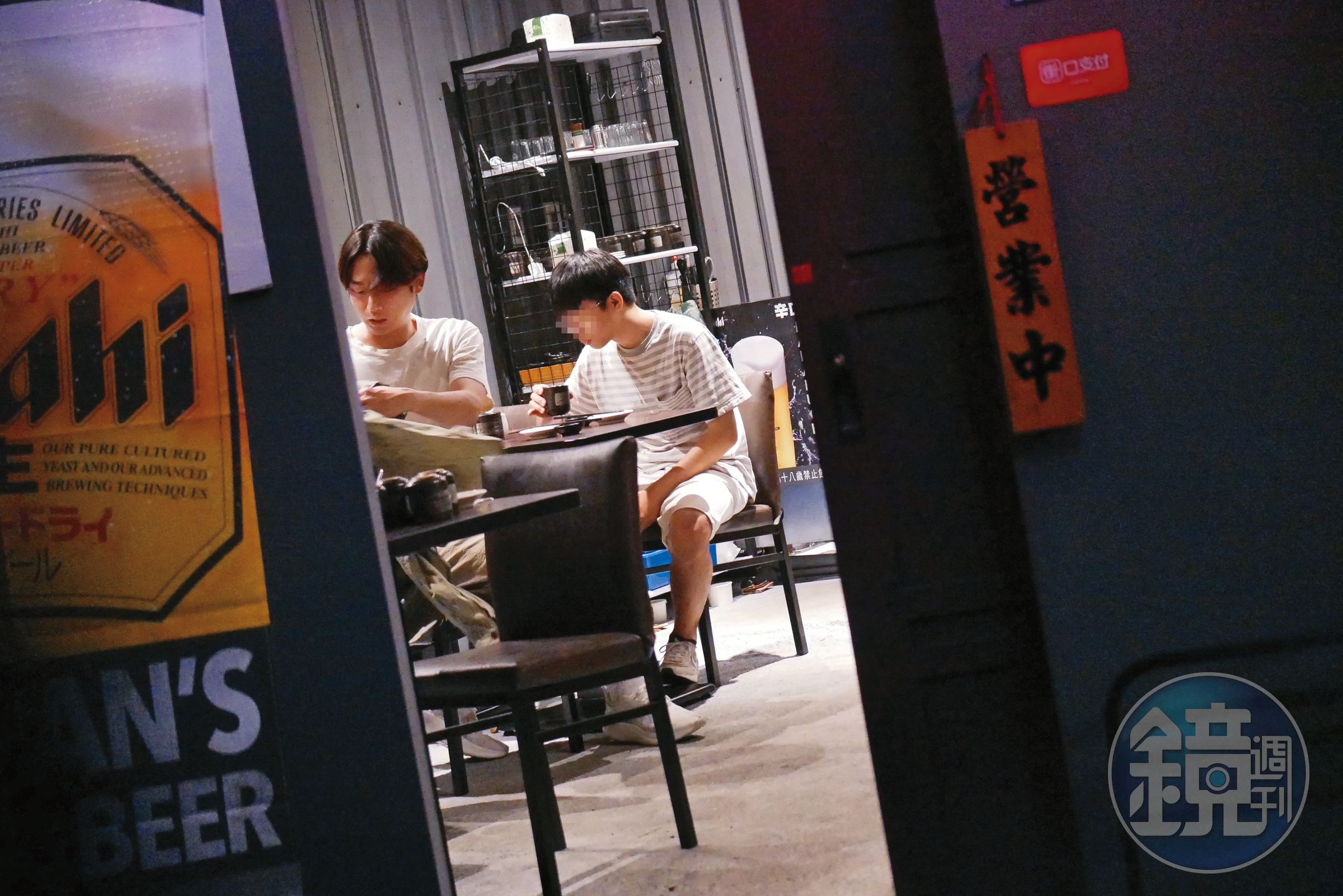 23：45 大鶴與朋友選了一間巷仔內的串燒店祭五臟廟，兩人吃串燒，聊得很開心。