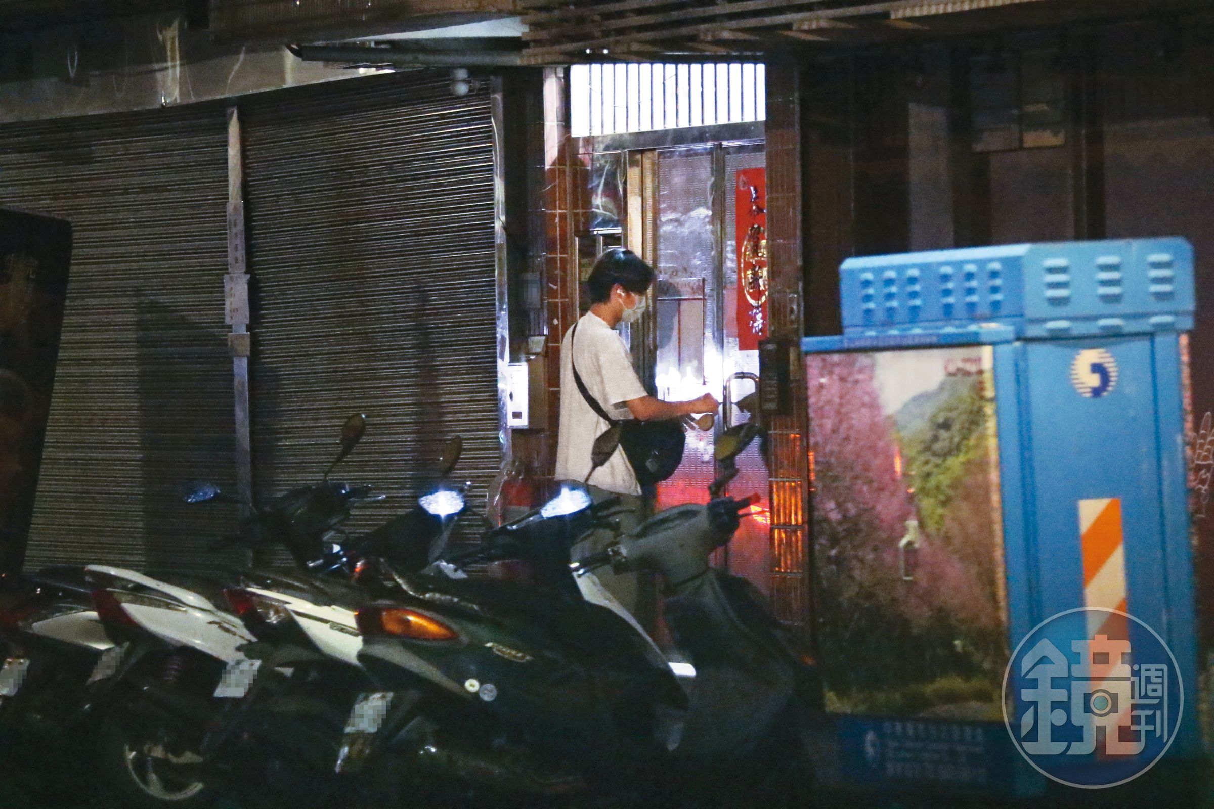 5/13 02：04 計程車載著大鶴回到關渡老家，原來他去年即放棄在市區租屋，搬回家住。