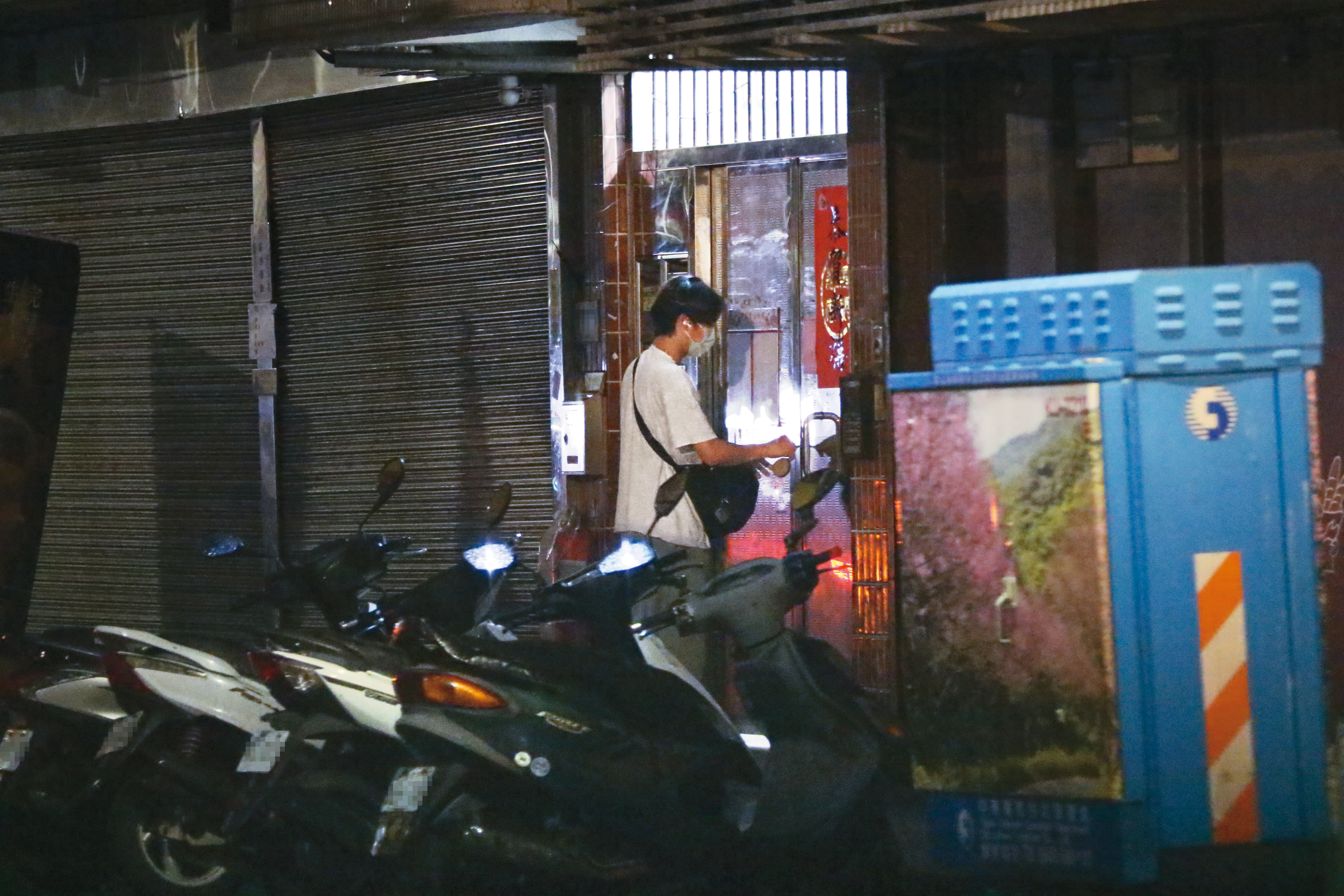 5/13 02：04 計程車載著大鶴回到關渡老家，原來他去年即放棄在市區租屋，搬回家住。