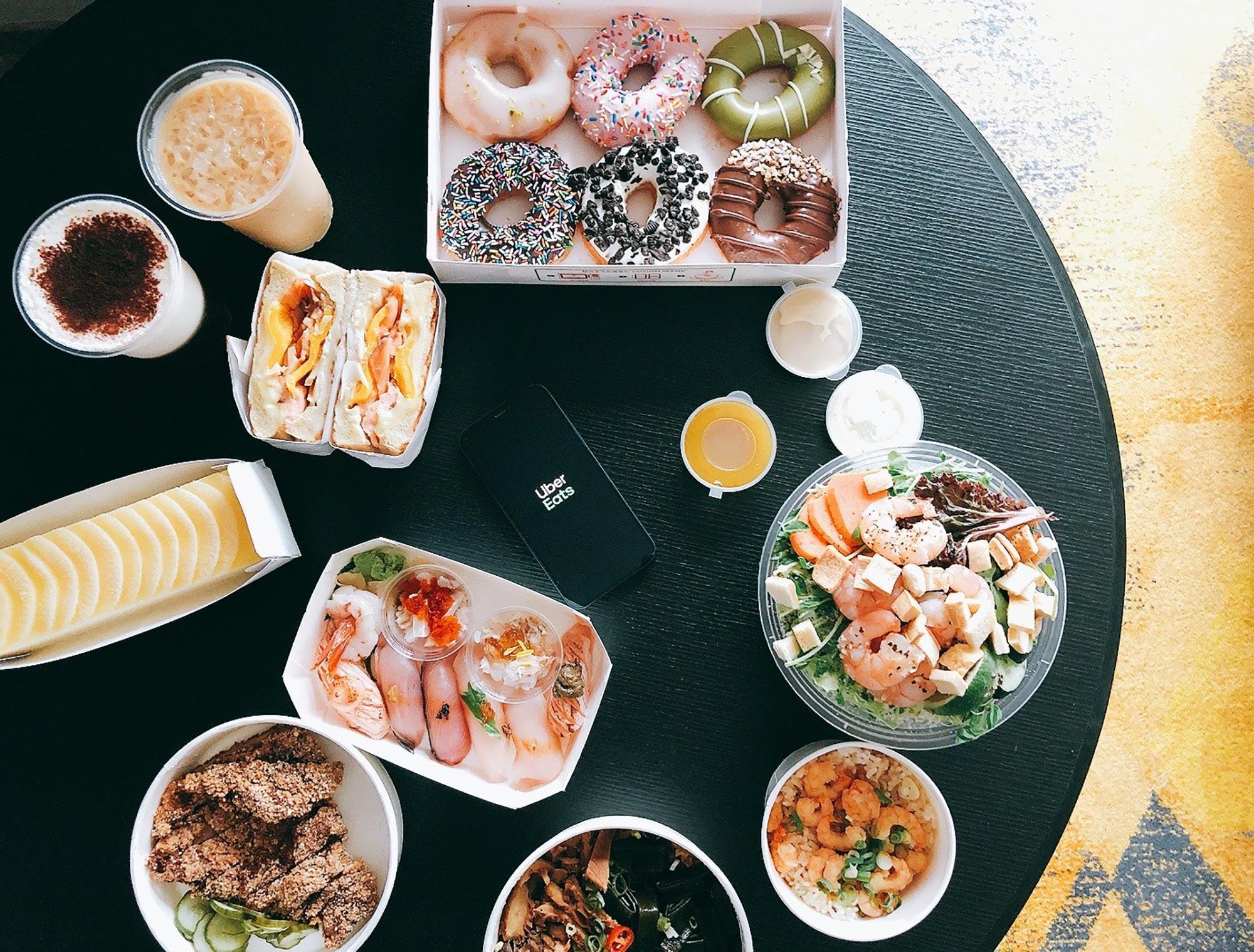 台北時代寓所推出「Foodies On Call」宅度假住宿專案,每晚只要3600元起,還送600元Uber Eats抵用券。(台北時代寓所提供)