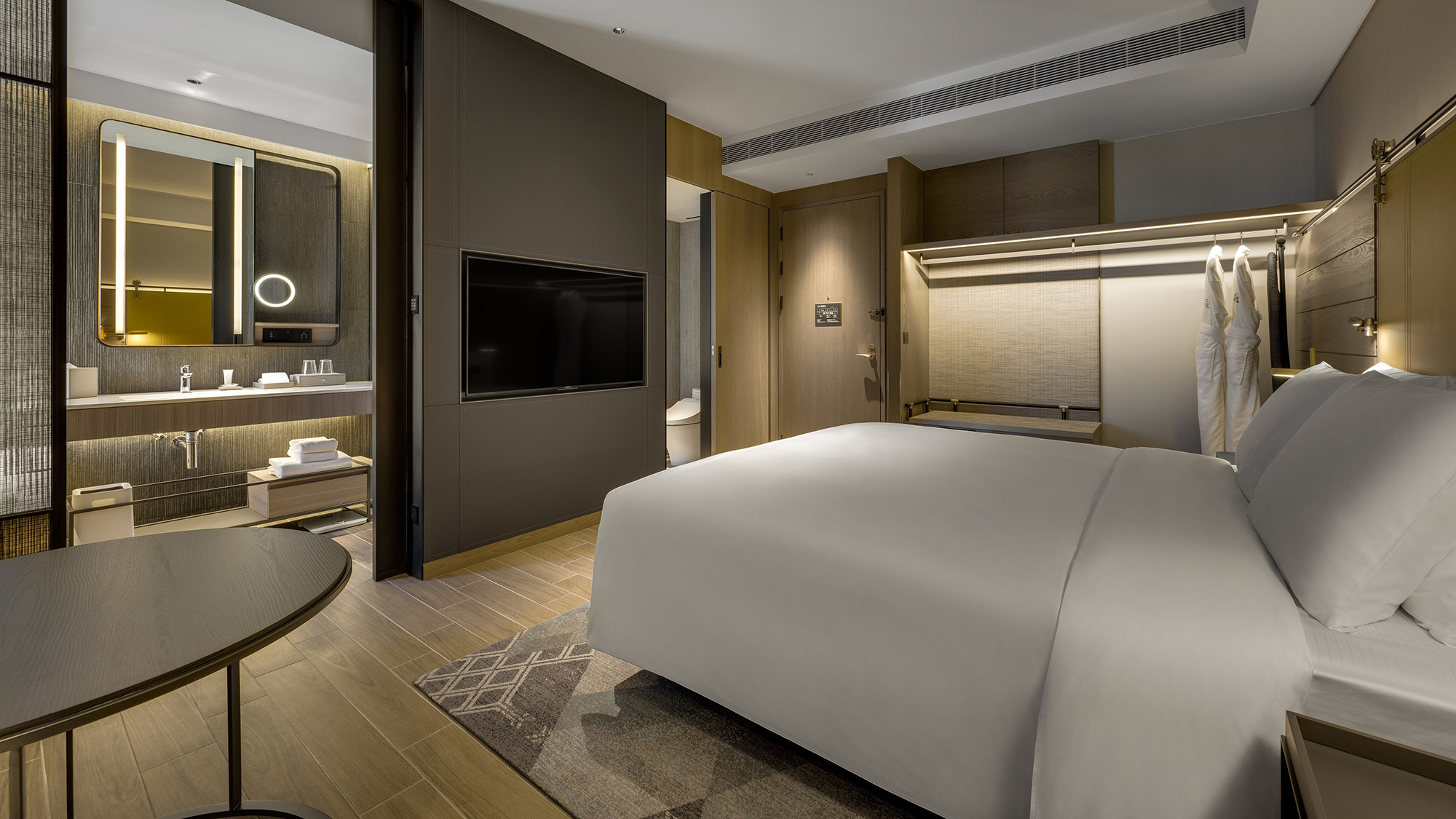 近期許多飯店紛紛推出住宿優惠，疫情期間不想要人擠人，又想要跟情人與好友相約，不如到飯店住一晚，既能避免人潮，也能轉換度假心情。（台北時代寓所提供）