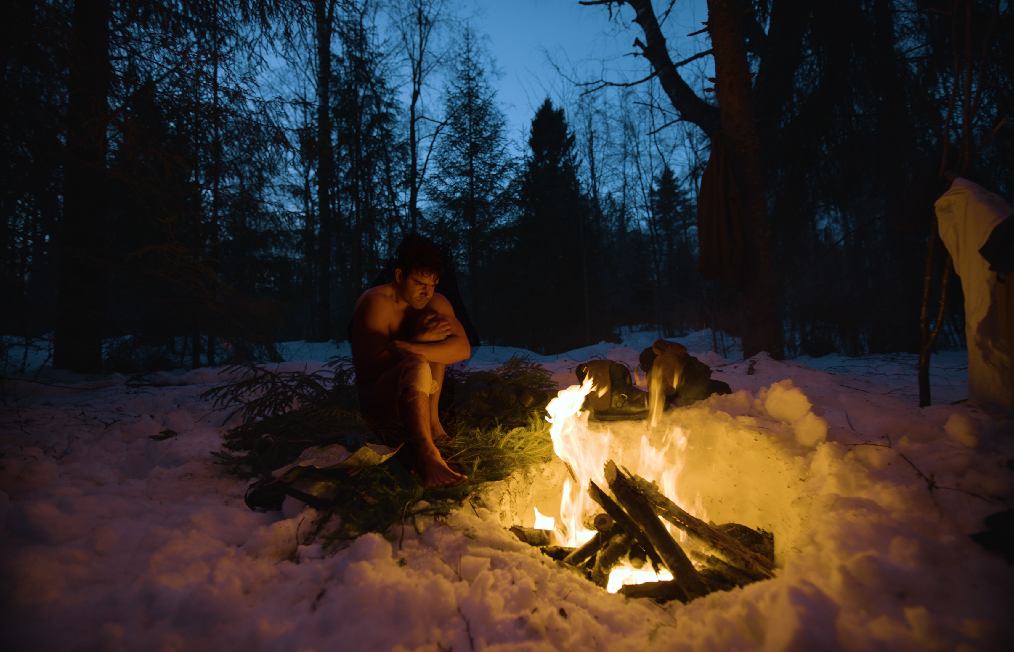 男星彼得費奧多羅夫飾演在敵軍領地迫降的飛官,需在酷寒、飢餓、野狼追趕和納粹軍隊追捕下重回家園。(可樂電影)