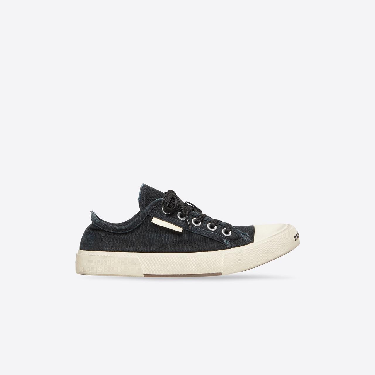 低筒仿舊帆布鞋。NT$18,200。(BALENCIAGA提供)