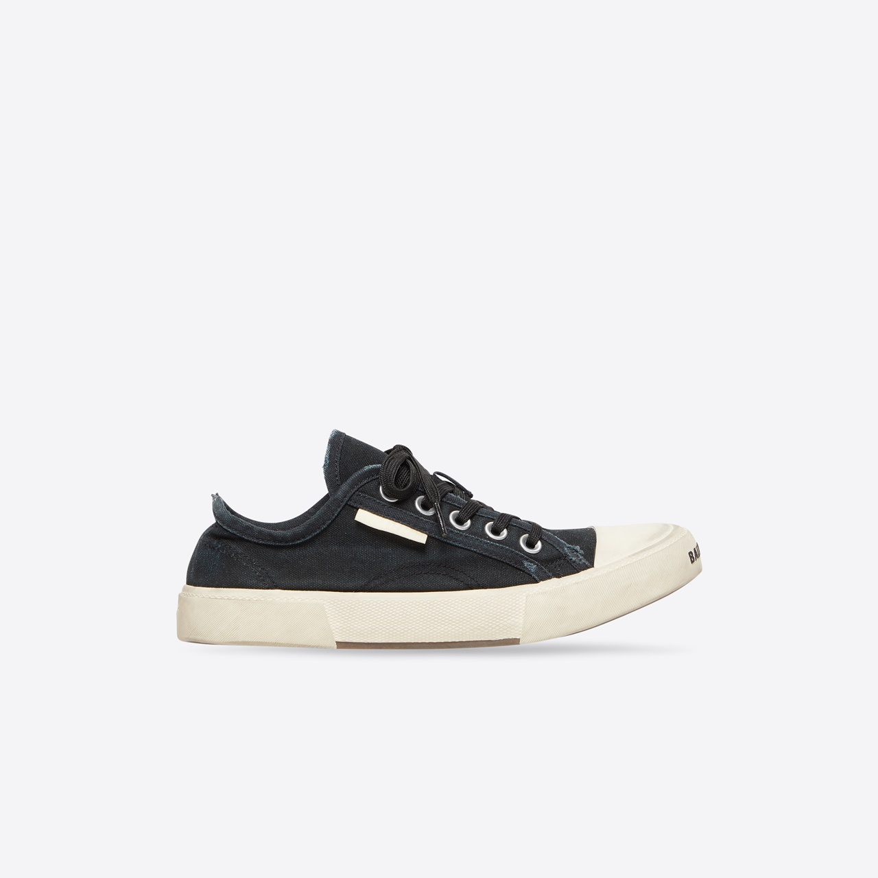 低筒仿舊帆布鞋。NT$18,200。（BALENCIAGA提供）