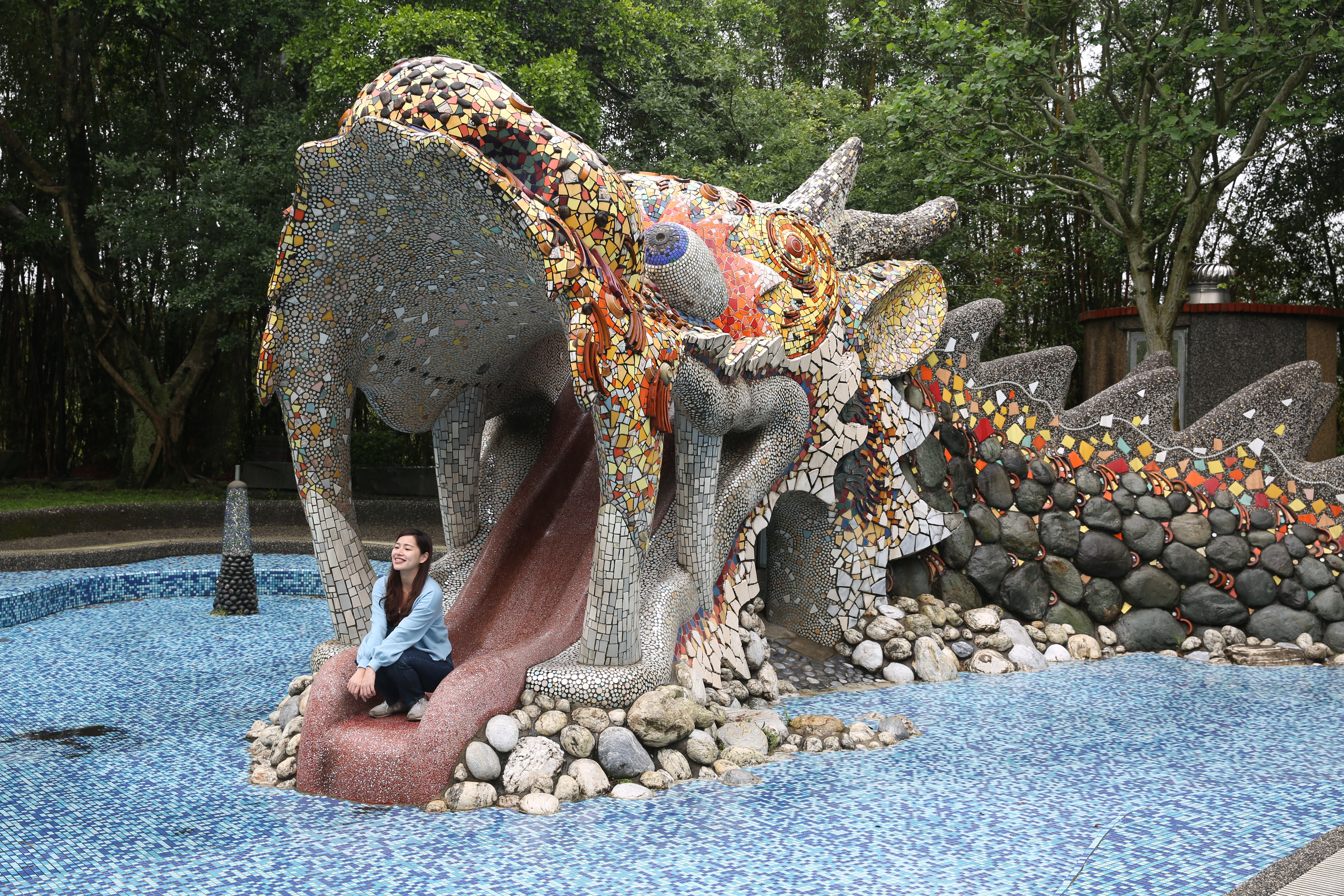 「龍潭大池」戲水池有座龍頭造型溜滑梯，夏日會注滿水，讓孩童們盡情消暑。