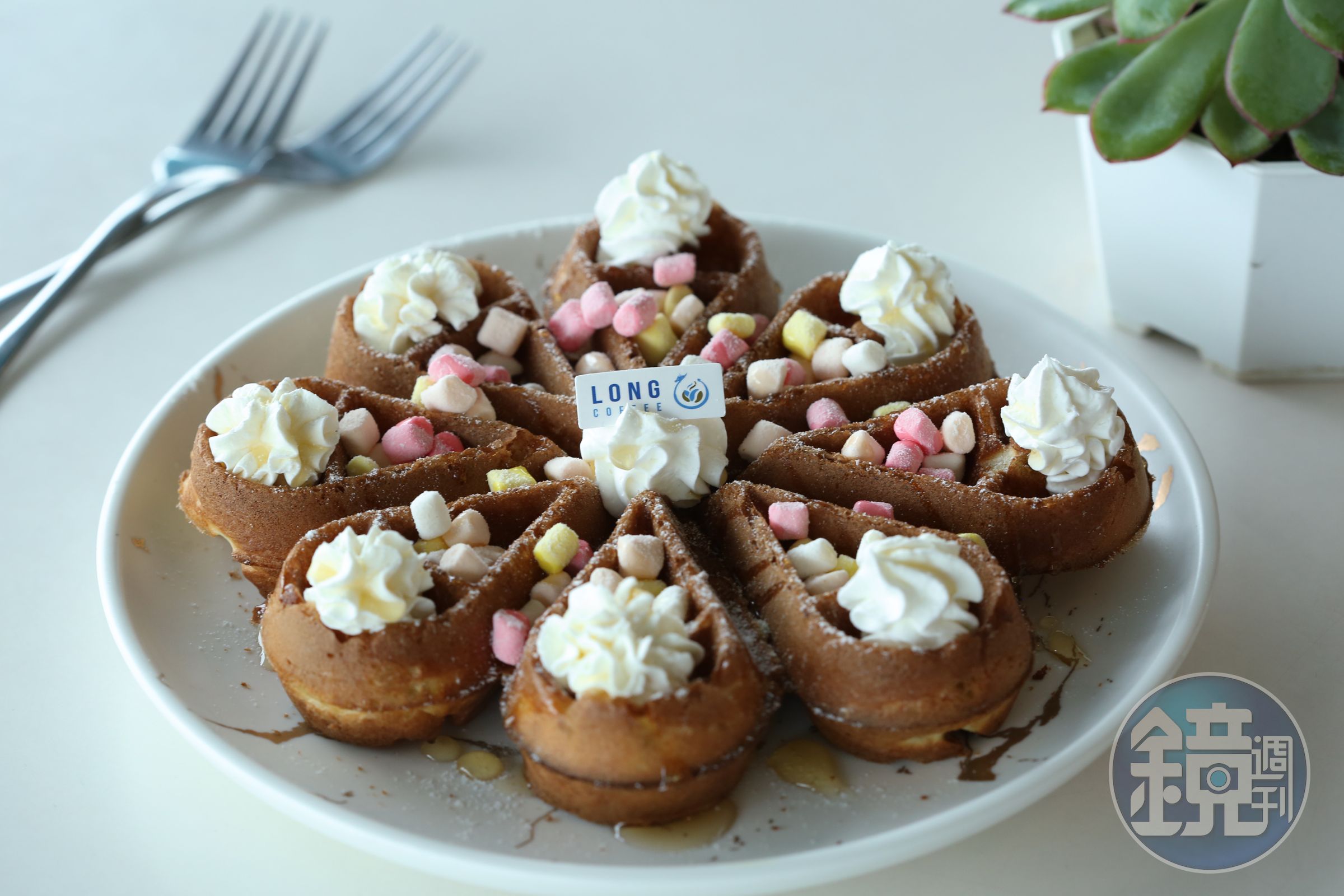龍咖啡必吃鬆餅選用日本森永鬆餅粉加入純鮮奶，口感扎實，「棉花糖蜂蜜」口味繽紛可愛。（200元／份）