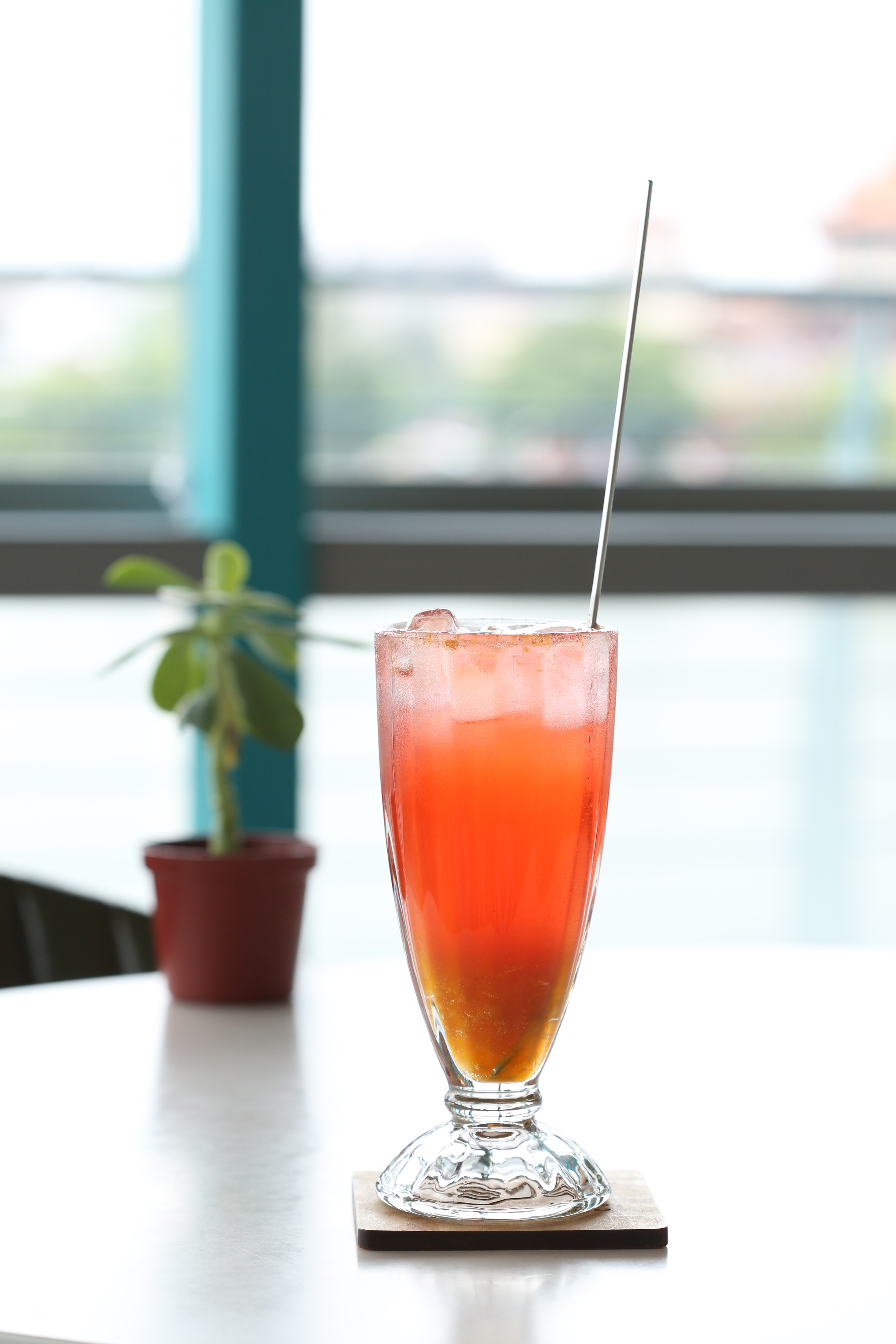 炎夏來杯氣泡飲特調「日暮夕色氣泡飲」以多種熱帶水果為基底，加入天然草莓果露，打造如夕陽般的漸層色彩。（170元／杯）