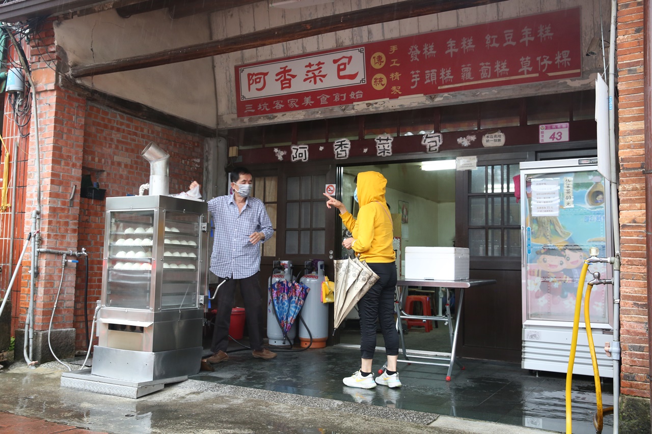 「阿香菜包」是三坑老街的名店，堅持真材實料，每日現做售完為止。