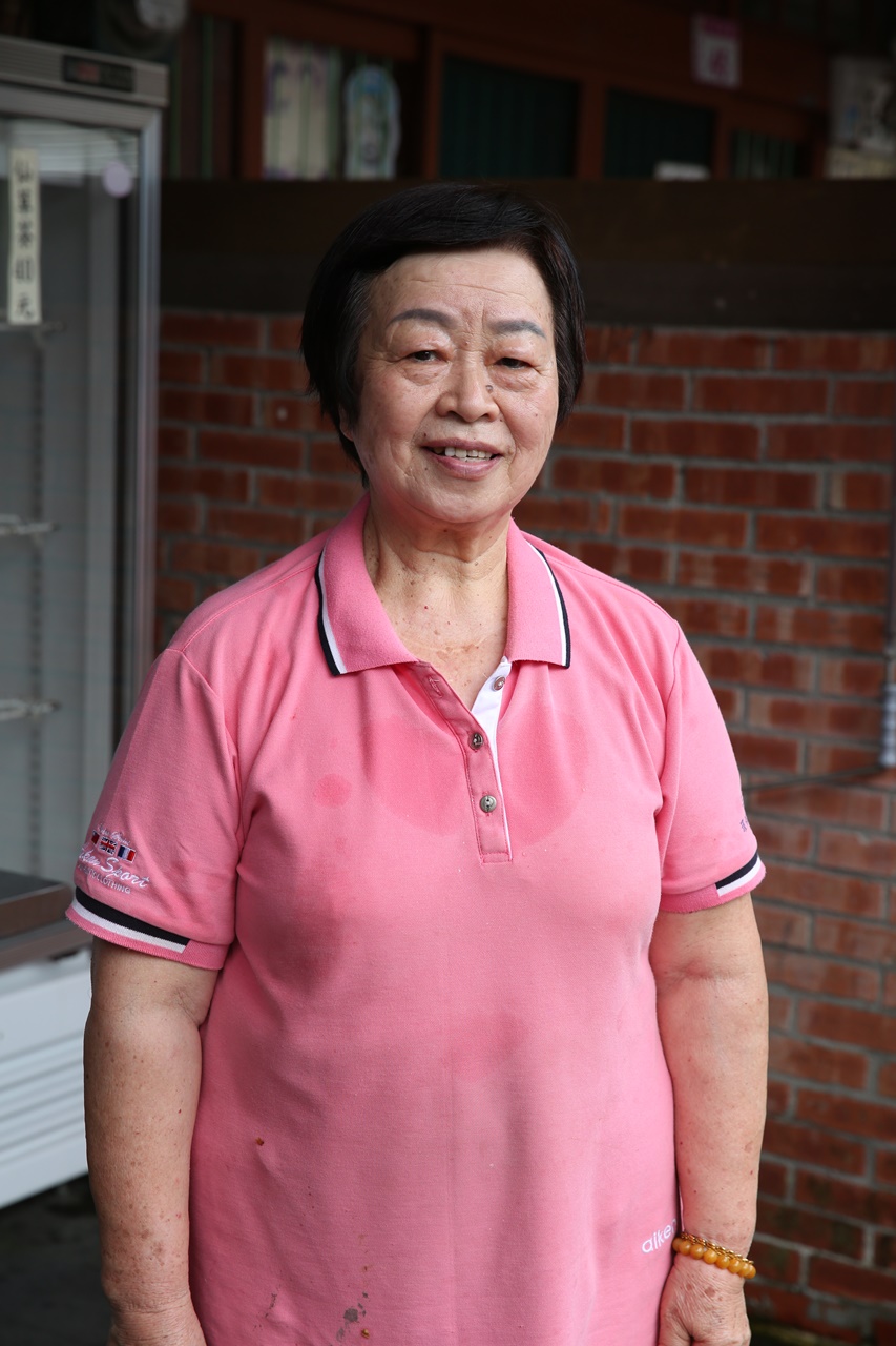 年過七旬的李香蘭傳承客家婆婆好手藝，在三坑老街開起店舖賣菜包。