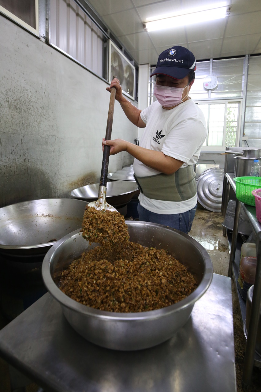內餡製作費工耗時，所有料炒完至少需要一小時。