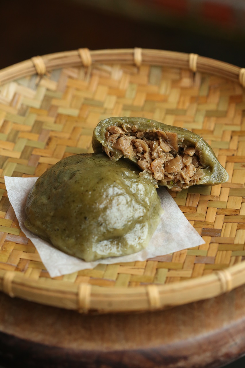 「草仔粿」外皮多加了艾草，將菜包的新鮮蘿蔔絲換成蘿蔔乾，口感略有不同。（35元／顆）