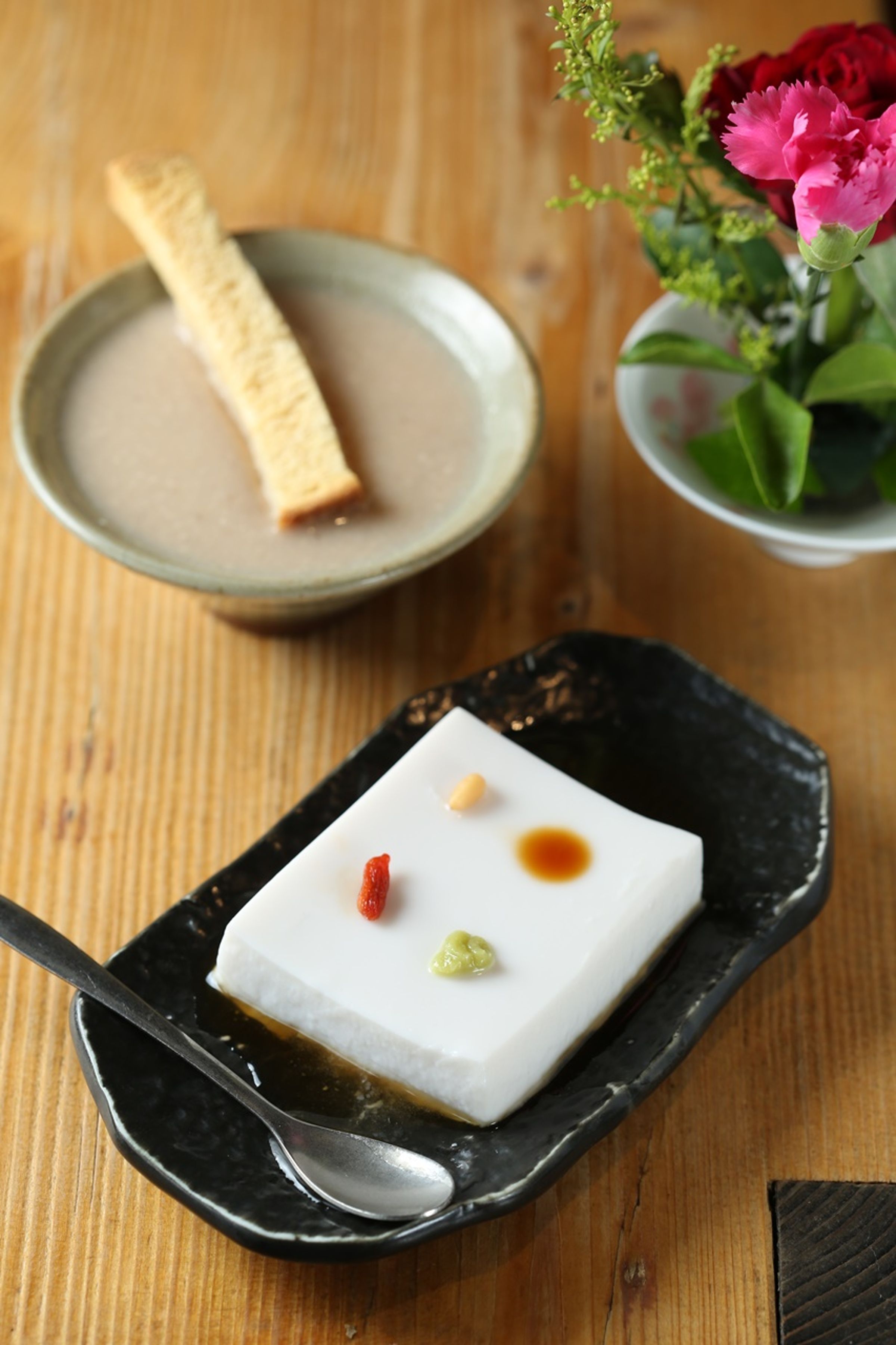 「手工花生豆腐」（前）以五行色彩搭配，芥末與花生豆腐意外絕搭，和「蘑菇濃湯」（後）也合拍。