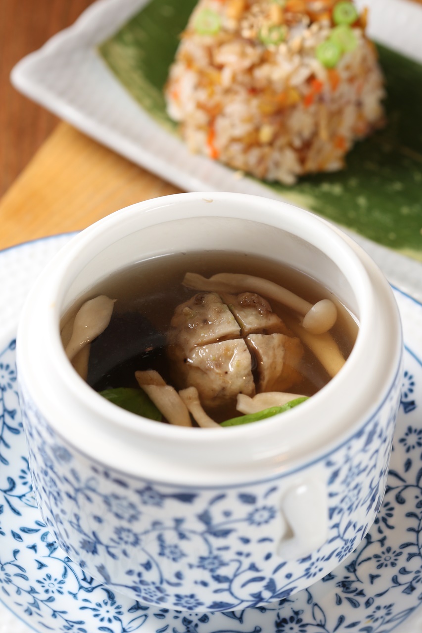 羊奶頭熬製而成的「養生湯盅」，再加入香菇、素丸子等配料。
