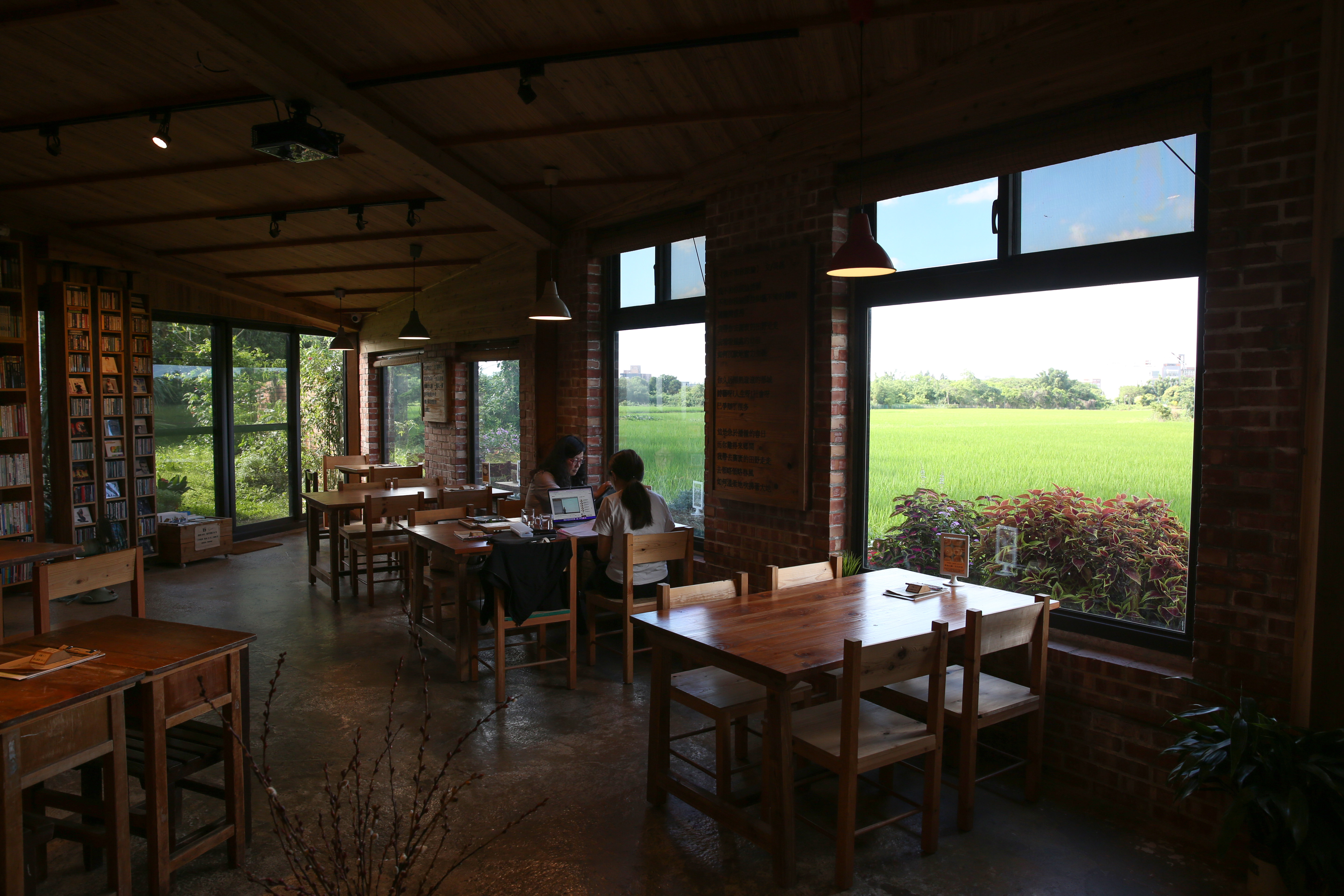 只要低消100元， 就能望著田野風光、 暢讀二手書。