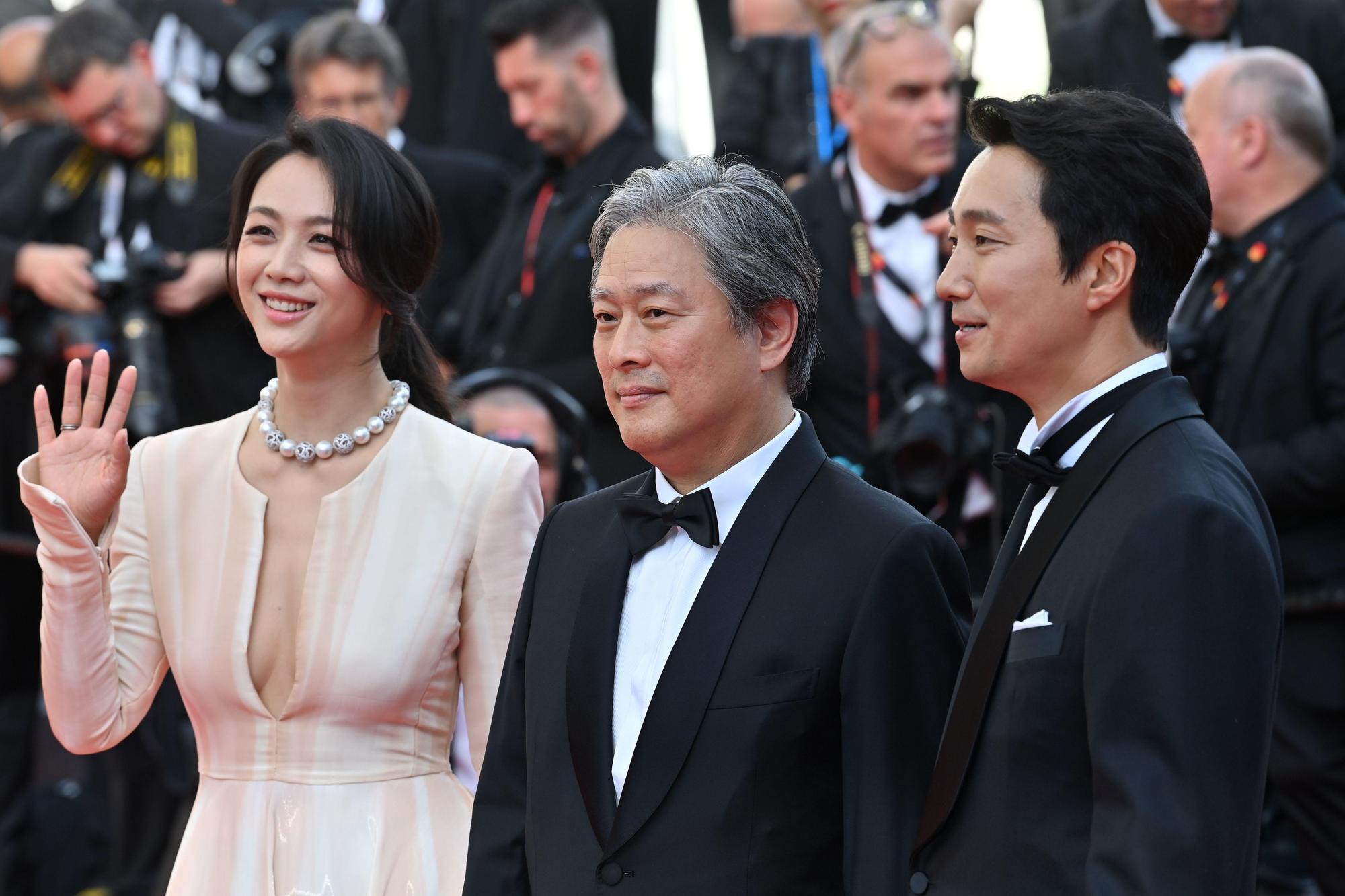 朴贊郁導演（中）執導新片《分手的決心》在坎城首映，導演率男主角朴海日與女主角湯唯出席，湯唯大放胸前春光讓人移不開視線。（東方IC）