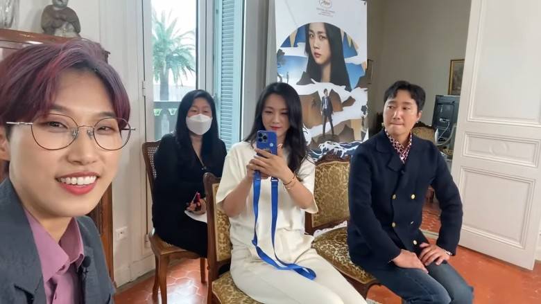 湯唯與朴海日接受韓國綜藝《文明特急》訪問，湯唯在直播中拿起自己手機拍照，非常隨興。（網路圖片）
