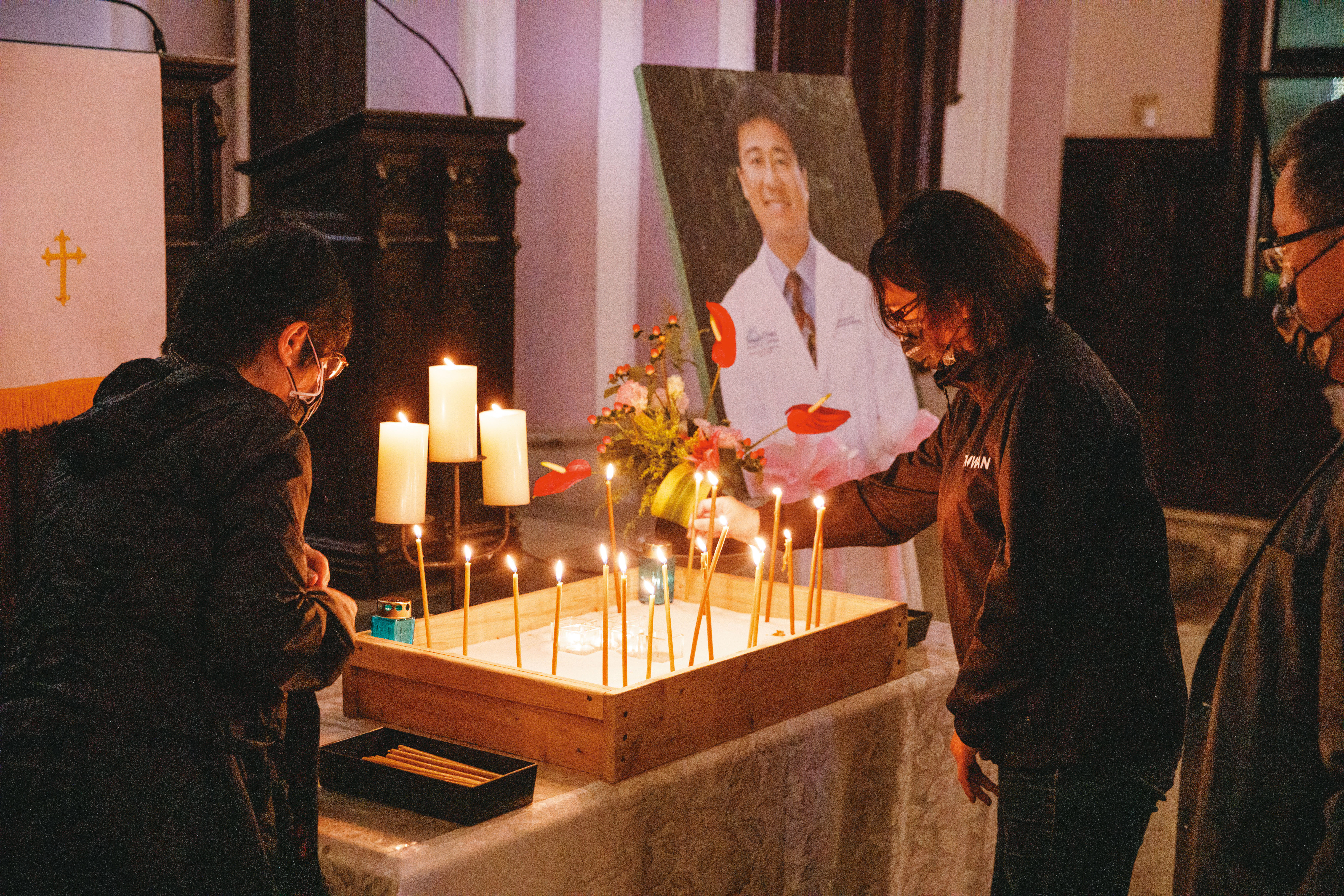 台裔醫師鄭達志奮勇阻擋槍手，不幸身亡，教友舉辦告別式，表達不捨。