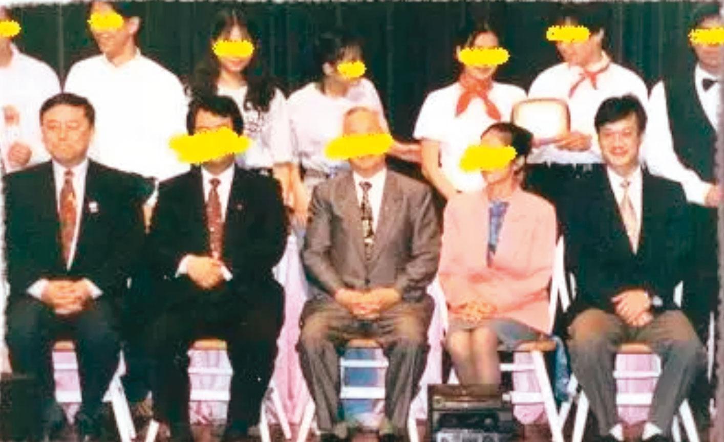 前台灣省調酒協會理事長李勝裕(前排右1)回憶,周文偉(前排左1)個性高傲,人際關係不佳。(李勝裕提供)