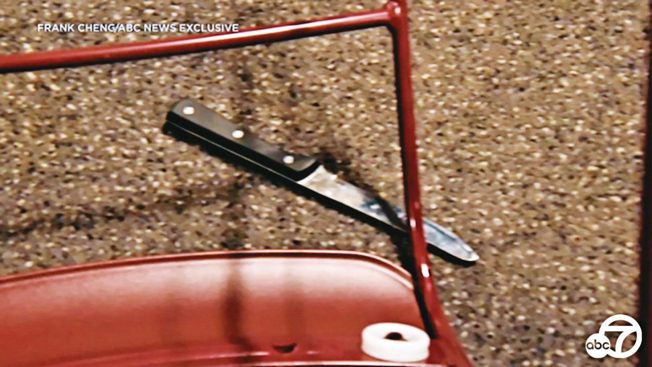 周文偉被制伏後,身上還掉出預藏的刀子。(翻攝@ABC7推特)