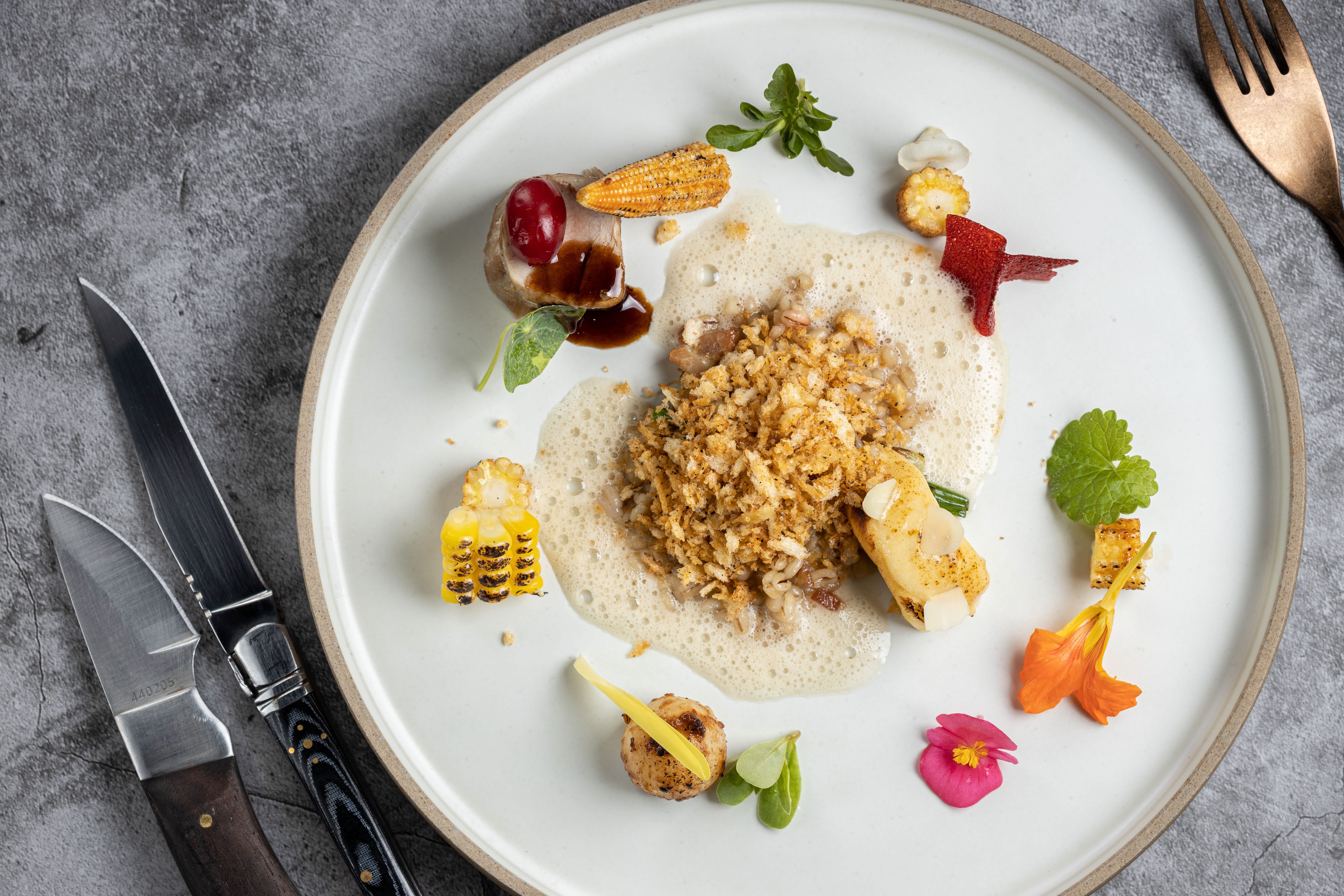 「這是Corn版本3.0，夠了！」一盤裡有玉米筍、玉米苗、玉米蛋糕等，享用軟嫩豬肉前，還能自己挑選一把小刀。