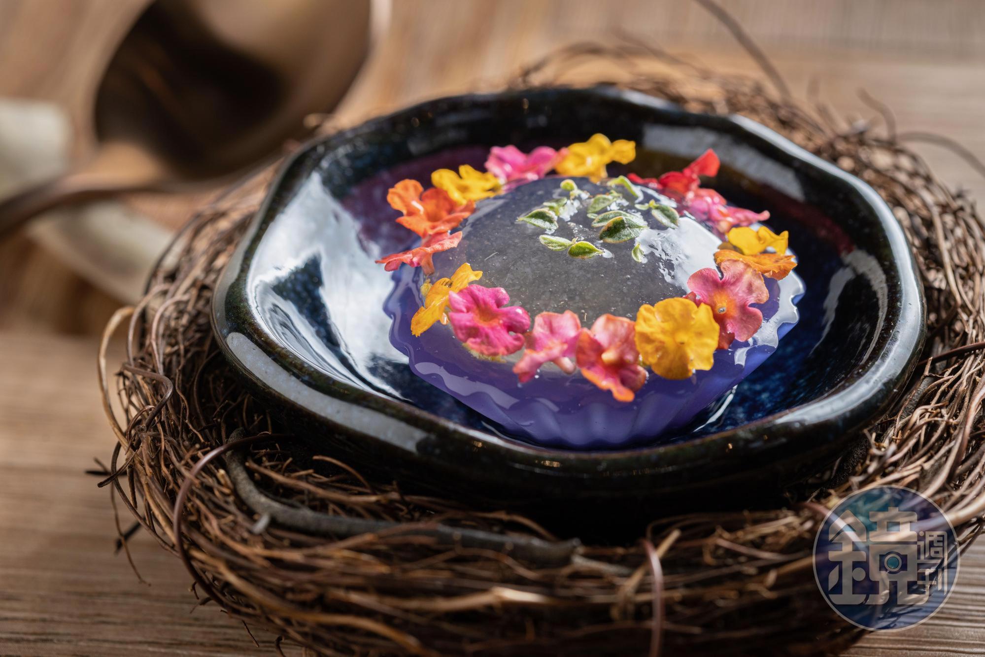 「準備離開慕尼黑的旅行」的蝶豆花果凍盛裝菊花茶、橙花水、接骨木糖漿晶球，入口迸發清香。