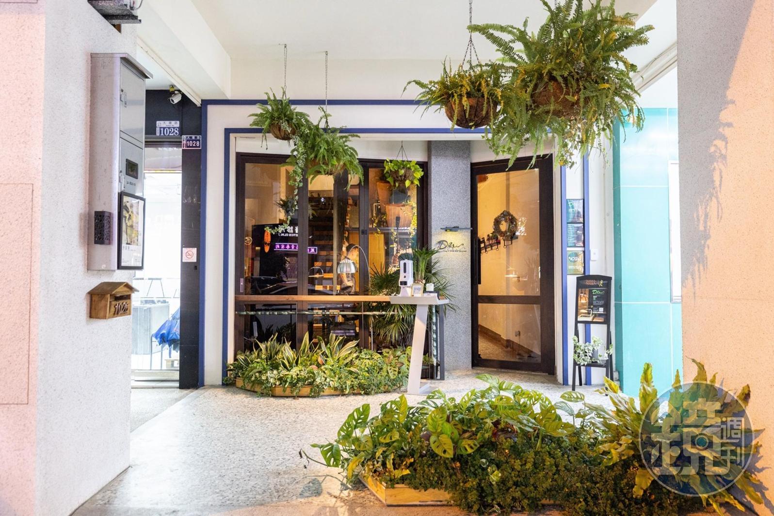 餐廳是一棟老屋建築，門面以植栽妝點出生命力。