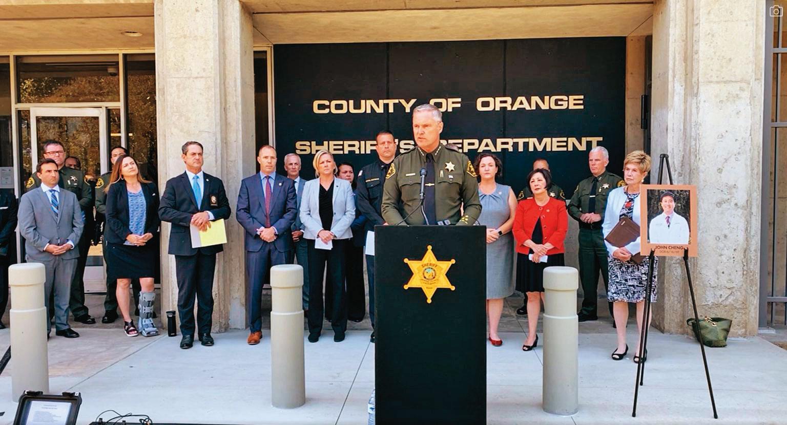 加州警方指出,周文偉用鐵鍊封住教會大門,打算進行大屠殺。(翻攝Orange County Sheriff's Department, CA直播影片)