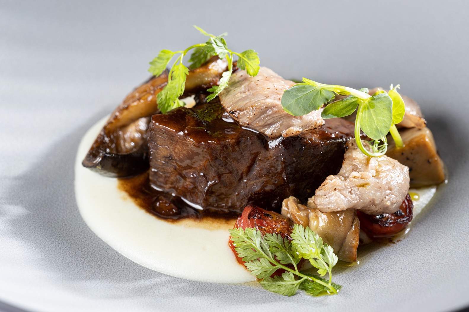 經典法菜紅酒燉牛肉，「Restaurant Revivre 」主廚黃淳彥的版本，在醬汁與食材選擇上，融入自己的見解。