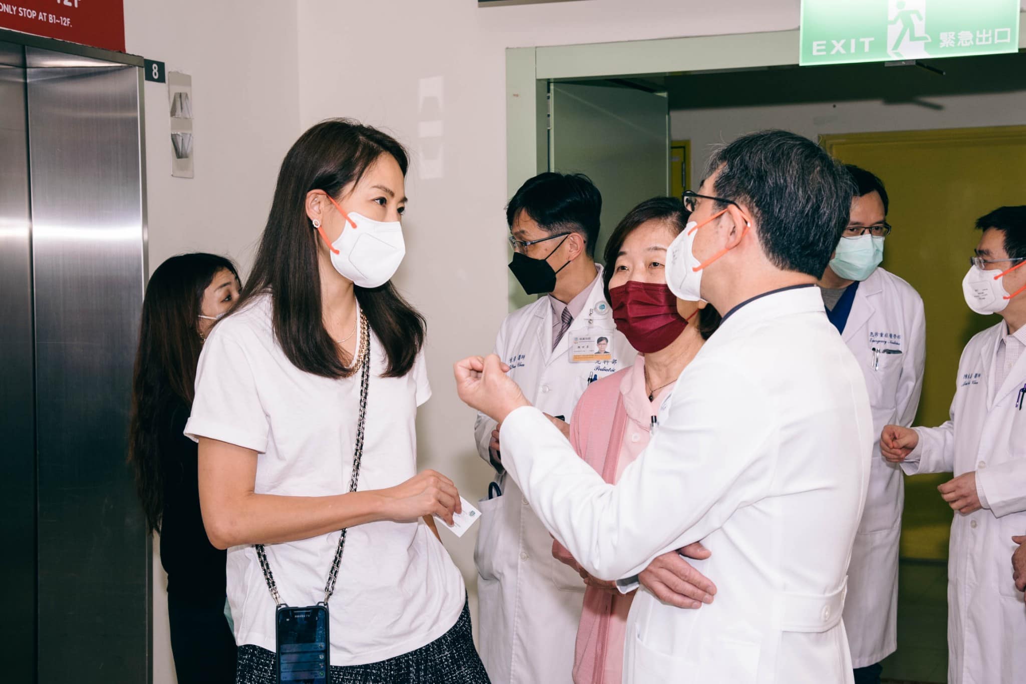 賈永婕急送嬰兒影像插管器至雙和醫院，並感謝鐵人好友Erik、Jessica出錢埋單。（翻攝自賈永婕臉書）