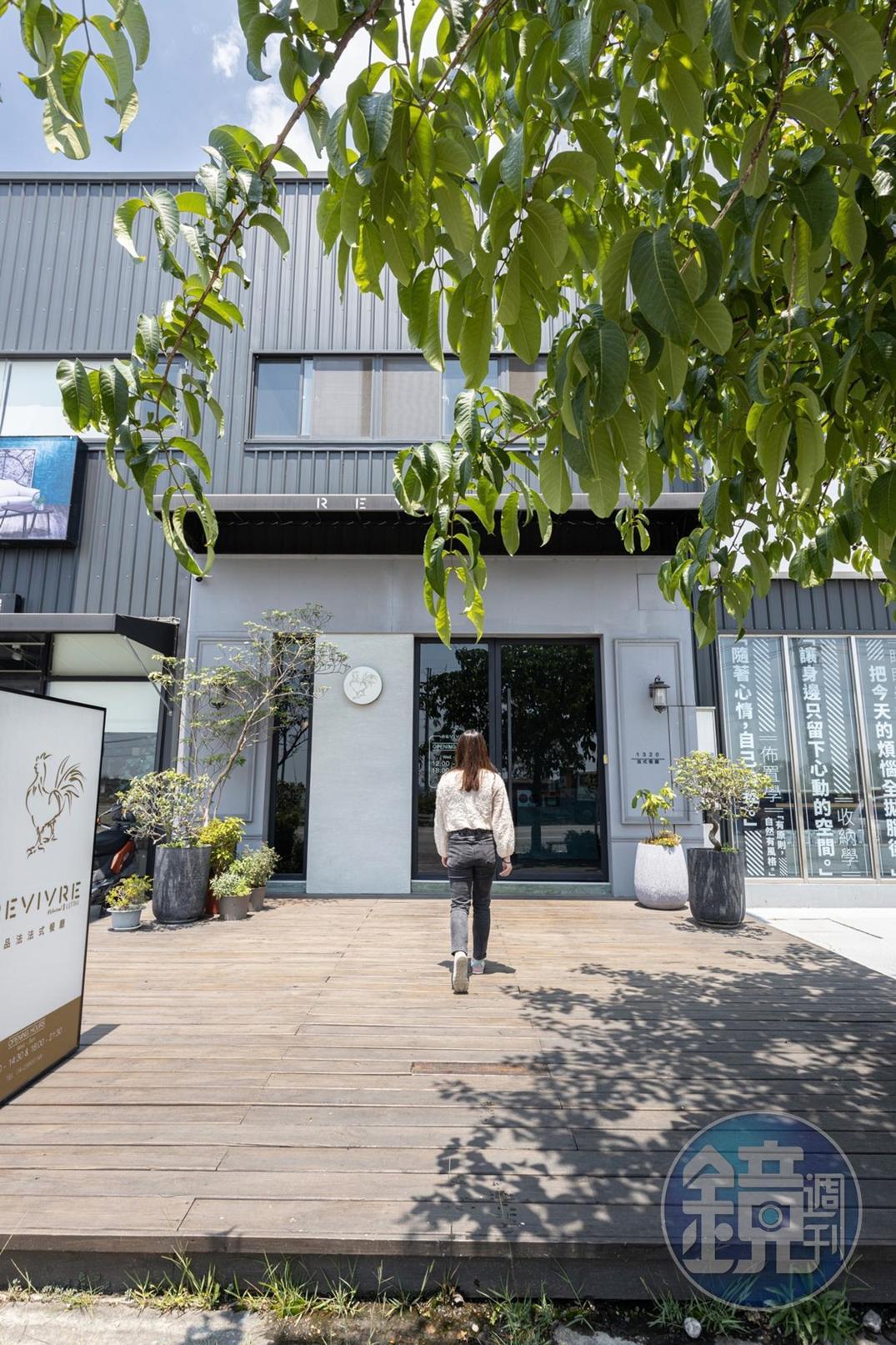 「Restaurant Revivre」以Q版法國雄雞為識別，展現追求經典法菜的決心。