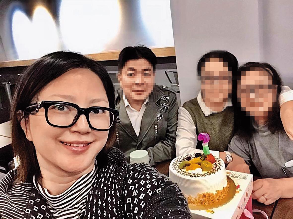 傅天穎(左一)出席聚會時,男友(左二)跟媽媽(右一)入鏡,顯見對方早已拜見過家長。