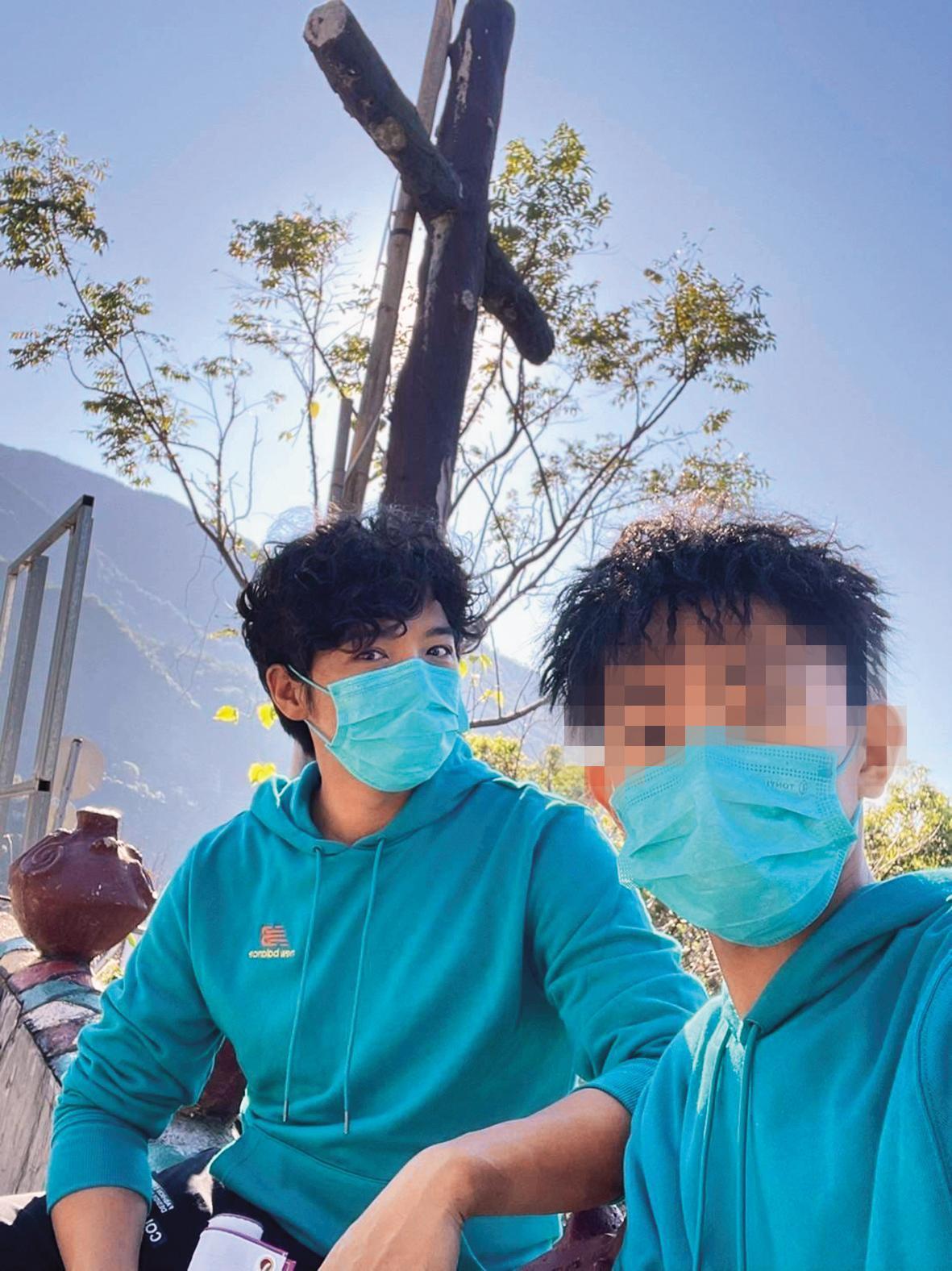 這幾年,陳子強不時會跟兒子見面,父子出遊並留下合影。(翻攝自陳子強鋼絲團臉書)