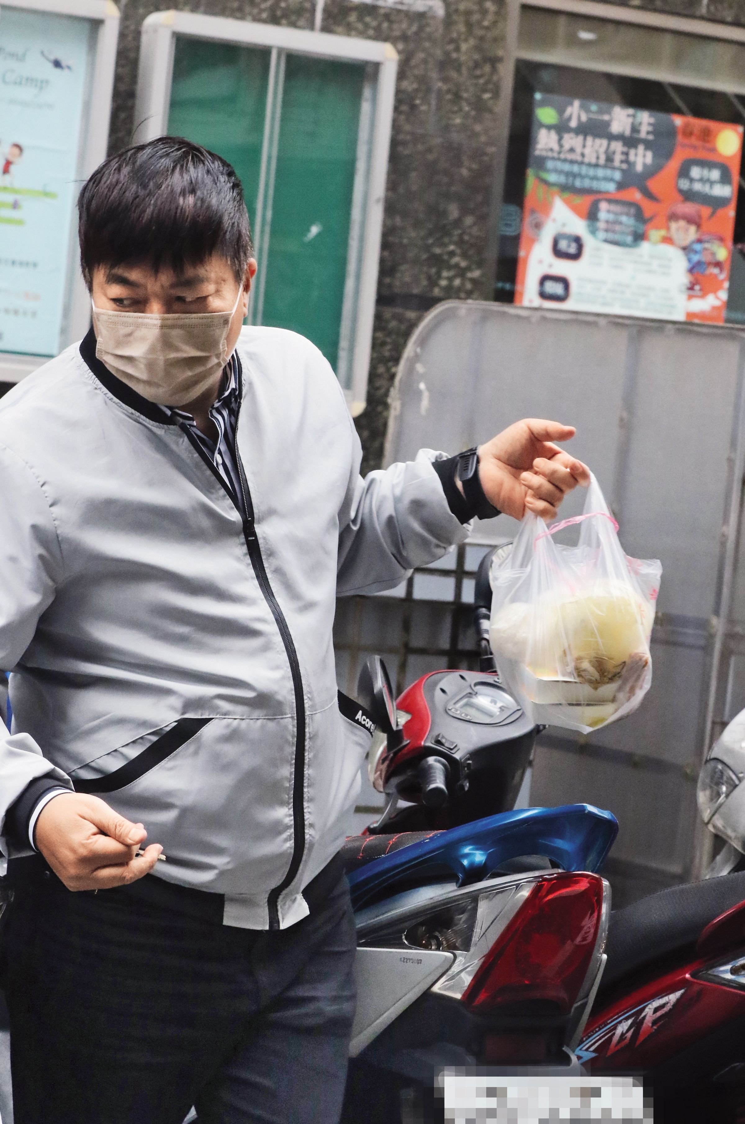 5月17日13：11，不僅擔任司機，男友還會張羅傅天穎的食物，對她很體貼。