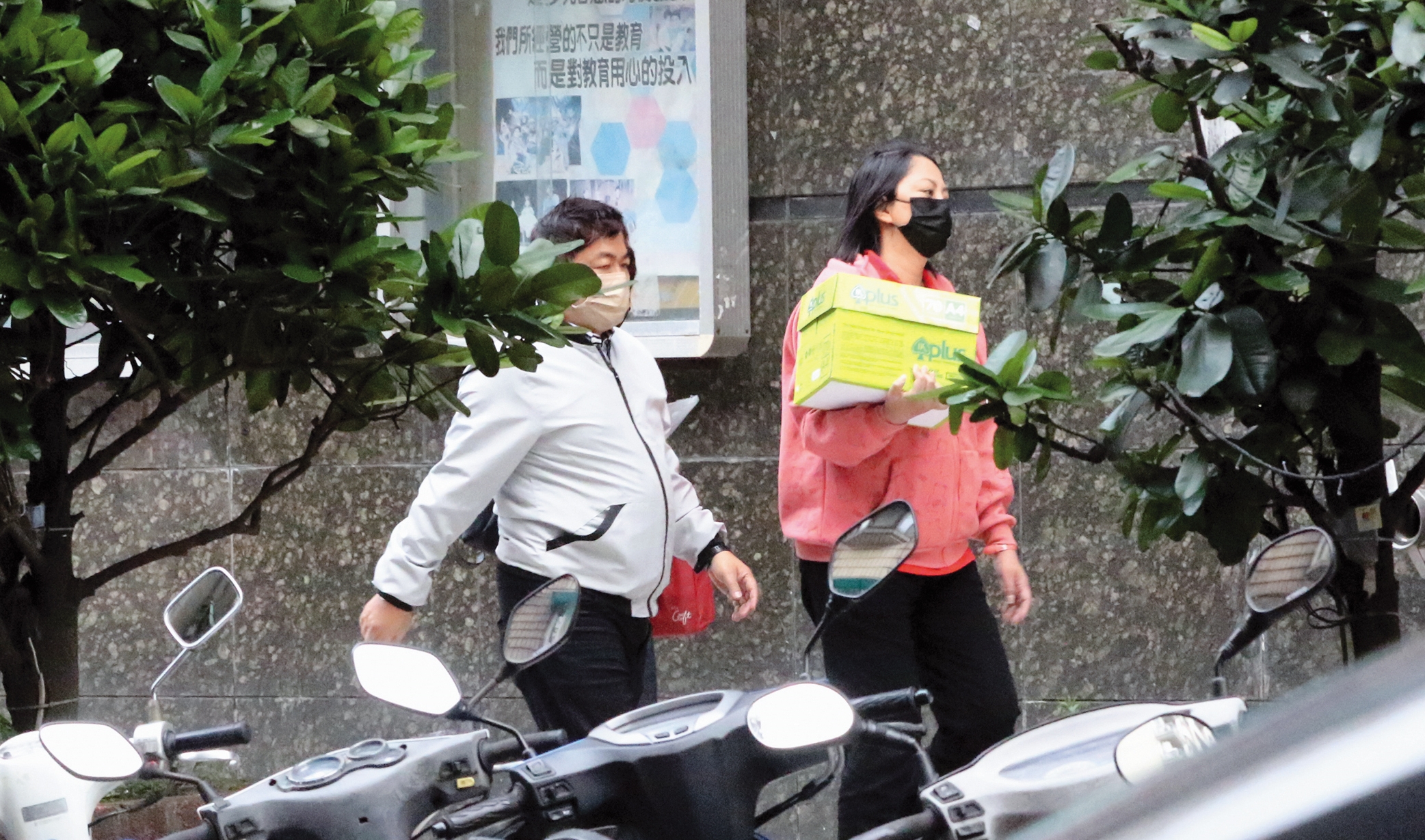 5月17日17：40，傅天穎與男友都不常待辦公室，外出工作既可貼身相處，又能學習房仲專業。