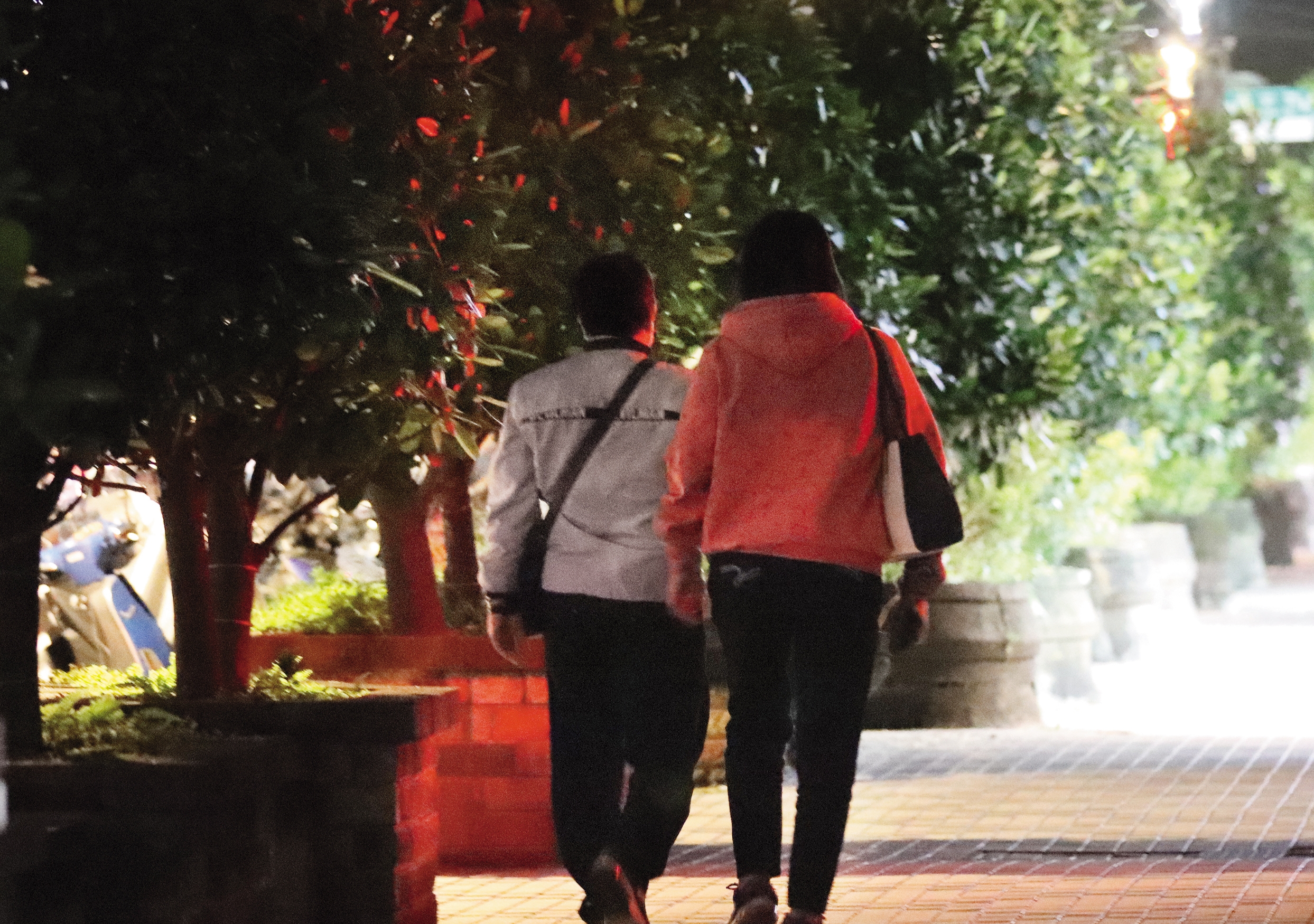 5月17日17：42，就連回家，傅天穎也與男友一起行動，而且背影看來有股恬淡的幸福。