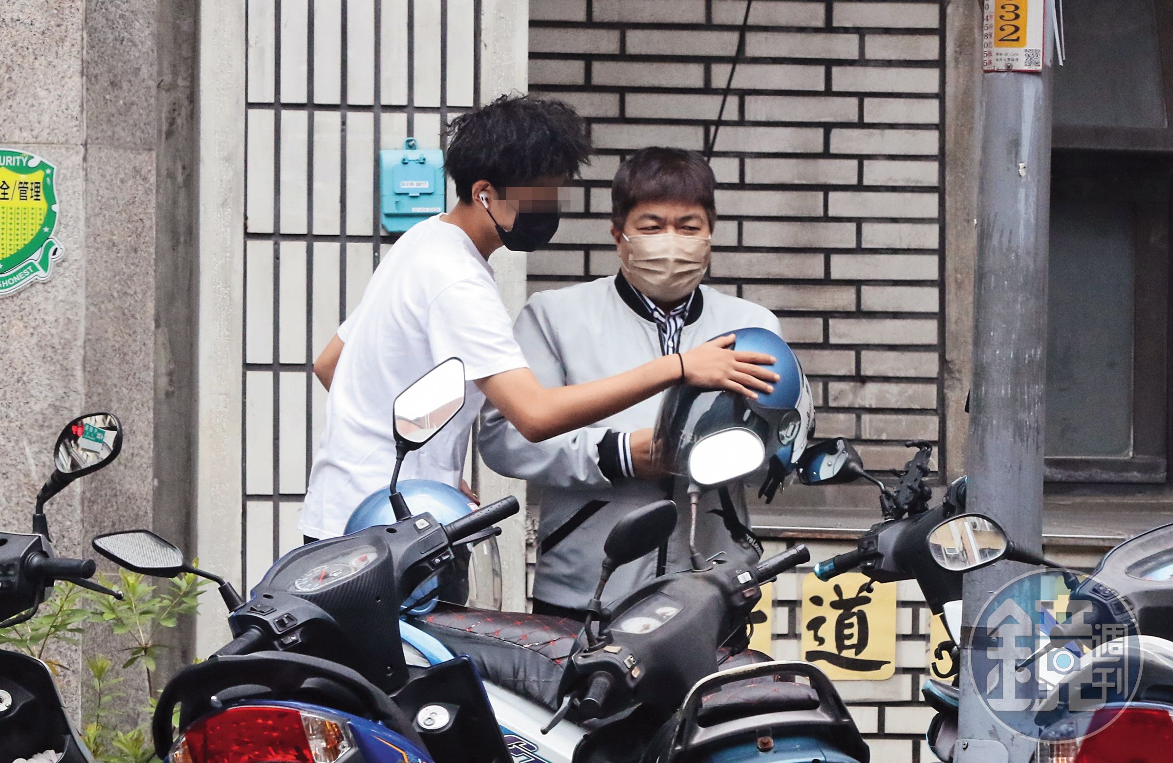 5月18日10：49，傅天穎的男友也與她兒子一起行動，兩人相處很融洽，有類似「父子情深」的畫面。